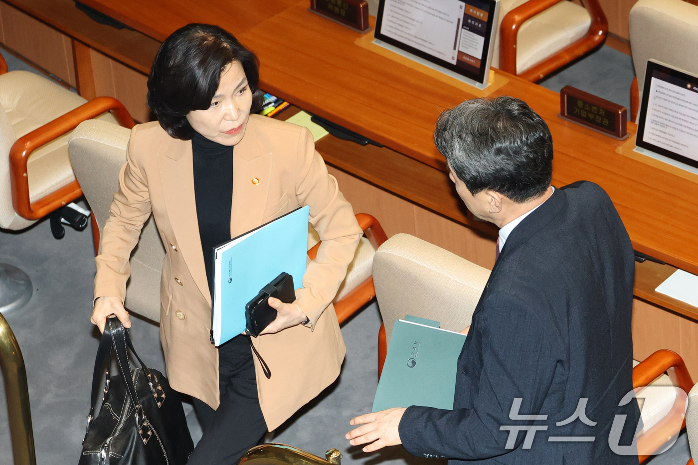 (서울=뉴스1) 이광호 기자 = 이진숙 방송통신위원장과 이주호 사회부총리 겸 교육부 장관이 17일 오후 서울 여의도 국회에서 열린 제424회국회(임시회) 제5차 본회의에서 방송법 …