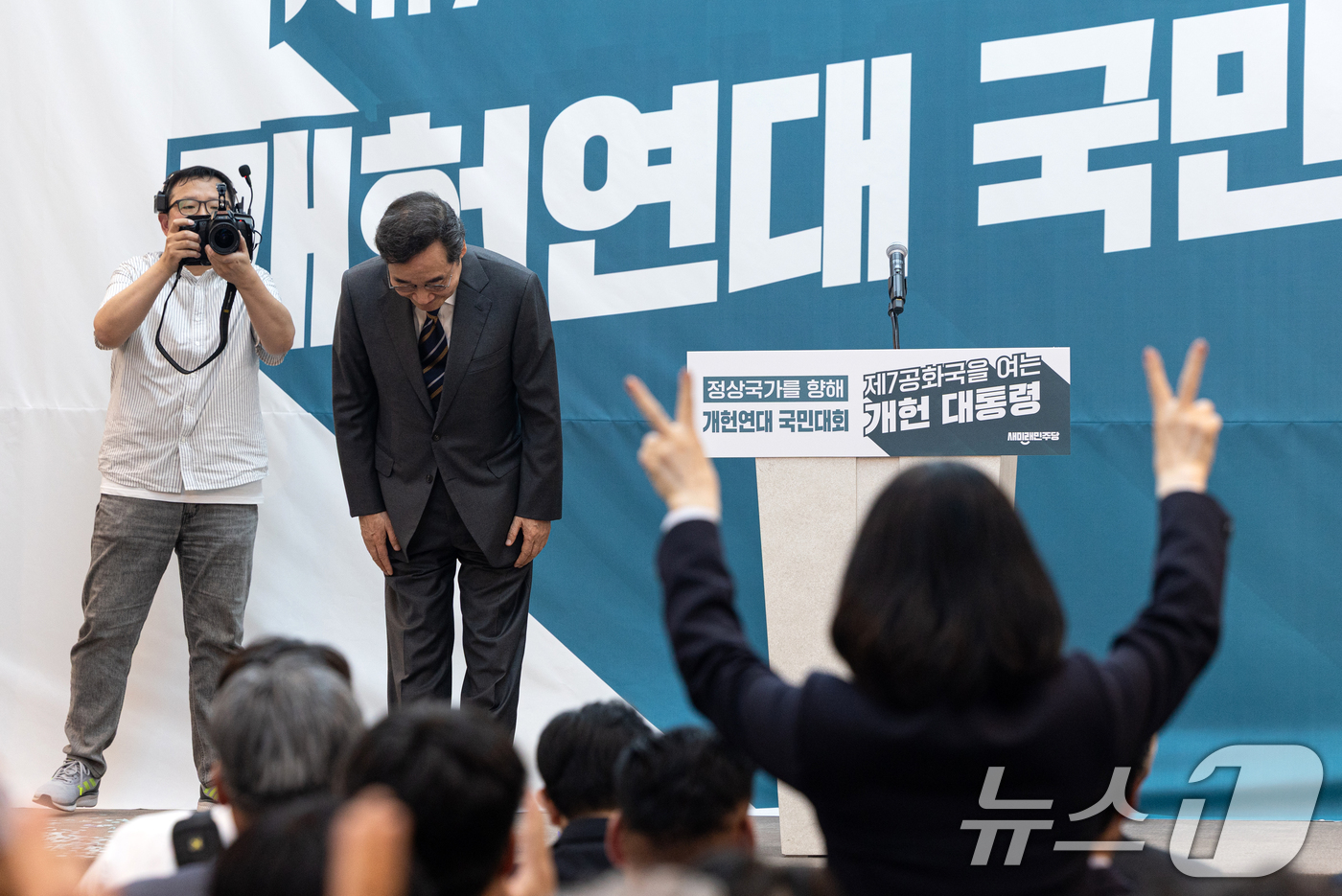 (서울=뉴스1) 이승배 기자 = 이낙연 새미래민주당 상임고문이 17일 용산구 전쟁기념관에서 열린 개헌연대 국민대회에서 인사하고 있다. 2025.4.17/뉴스1