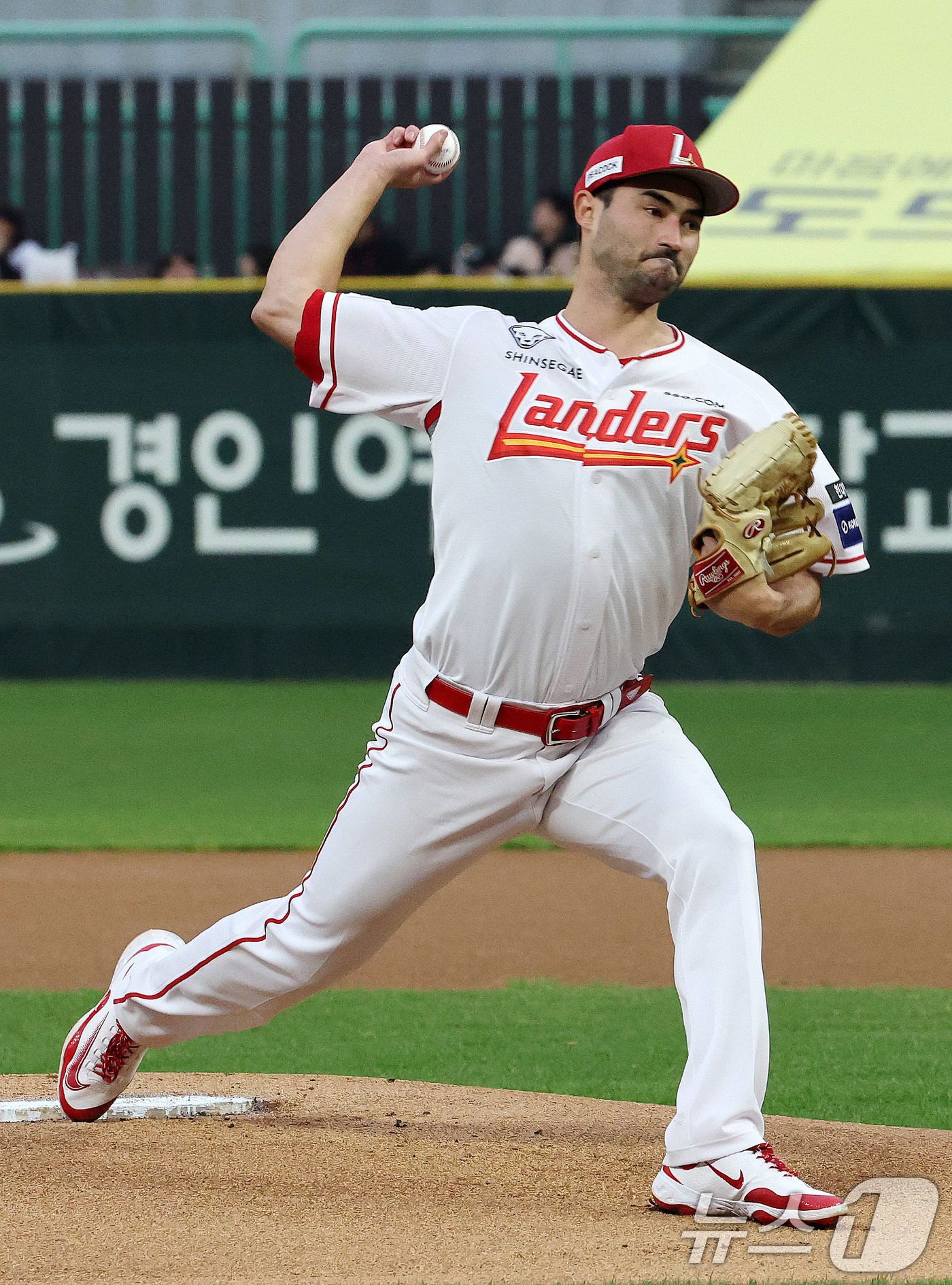 (인천=뉴스1) 박세연 기자 = 17일 인천시 미추홀구 인천SSG랜더스필드에서 열린 프로야구 '2025 신한 SOL 뱅크 KBO리그' SSG와 한화의 경기에서 SSG 선발 투수 화 …