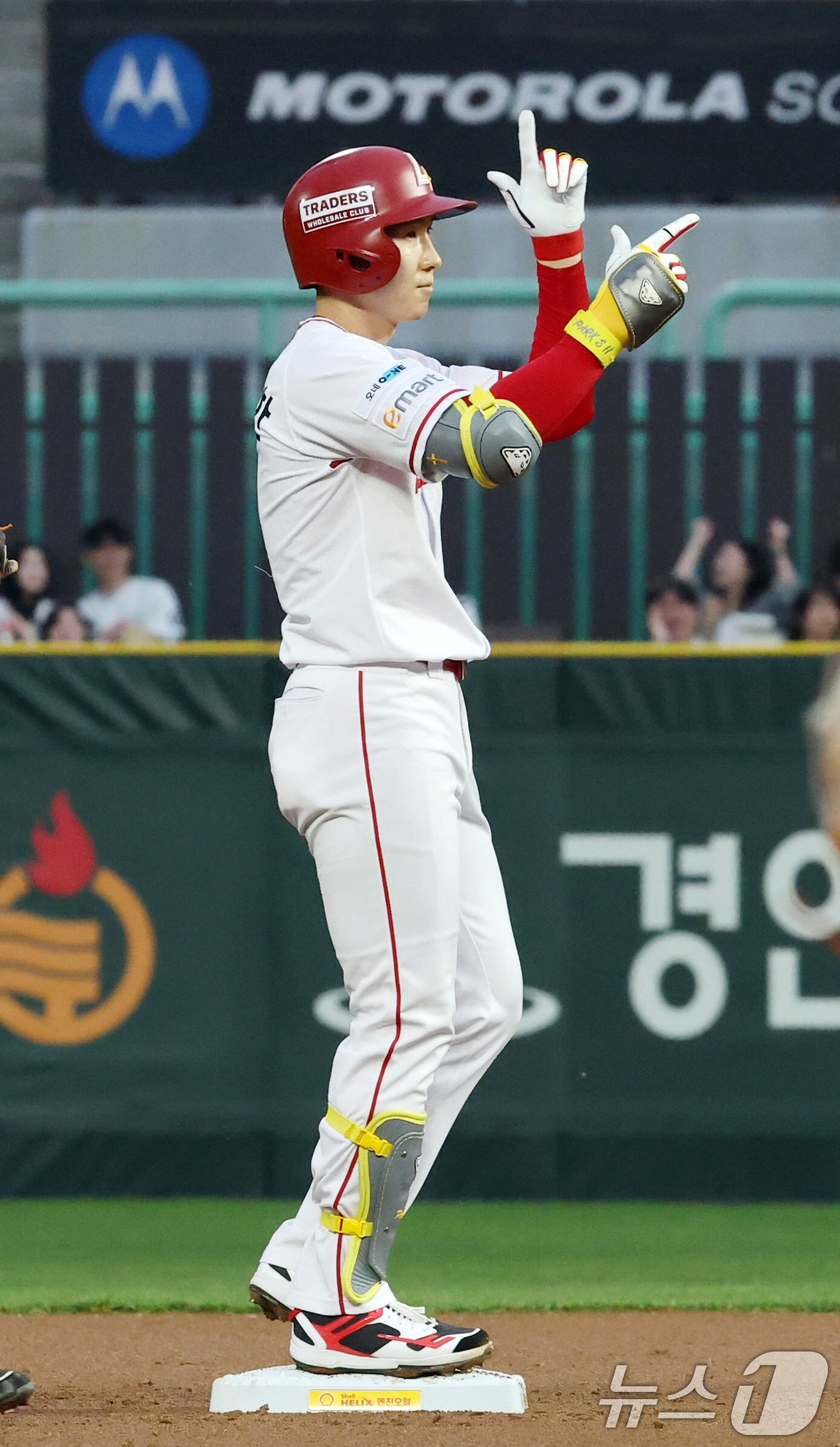 본문 이미지 - 17일 인천시 미추홀구 인천SSG랜더스필드에서 열린 프로야구 &#39;2025 신한 SOL 뱅크 KBO리그&#39; SSG와 한화의 경기에서 SSG 박성한이 1회말 무사 2루상황 1타점 2루타를 친 후 환호하고 있다. 2025.4.17/뉴스1 ⓒ News1 박세연 기자