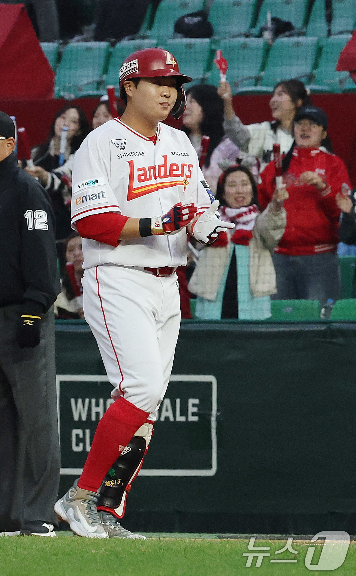 (인천=뉴스1) 박세연 기자 = 17일 인천시 미추홀구 인천SSG랜더스필드에서 열린 프로야구 '2025 신한 SOL 뱅크 KBO리그' SSG와 한화의 경기에서 SSG 고명준이 1회 …