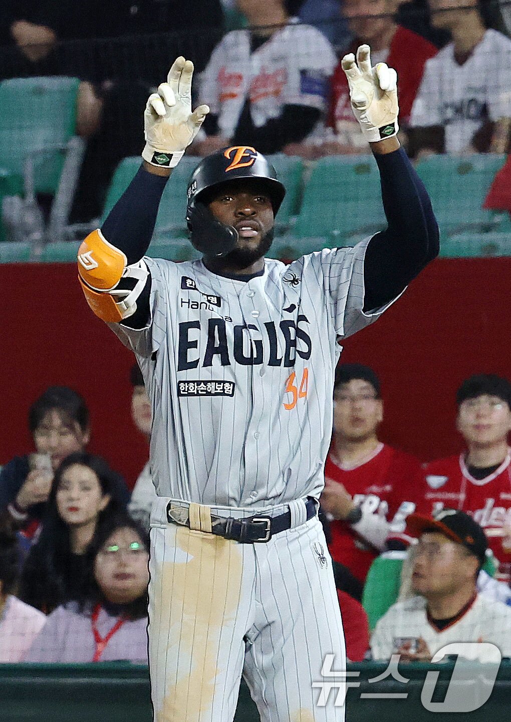 본문 이미지 - 17일 인천시 미추홀구 인천SSG랜더스필드에서 열린 프로야구 &#39;2025 신한 SOL 뱅크 KBO리그&#39; SSG와 한화의 경기에서 5회초 2사 2,3루 상황 한화 플로리얼이 2타점 안타를 친 후 환호하고 있다. 2025.4.17/뉴스1 ⓒ News1 박세연 기자