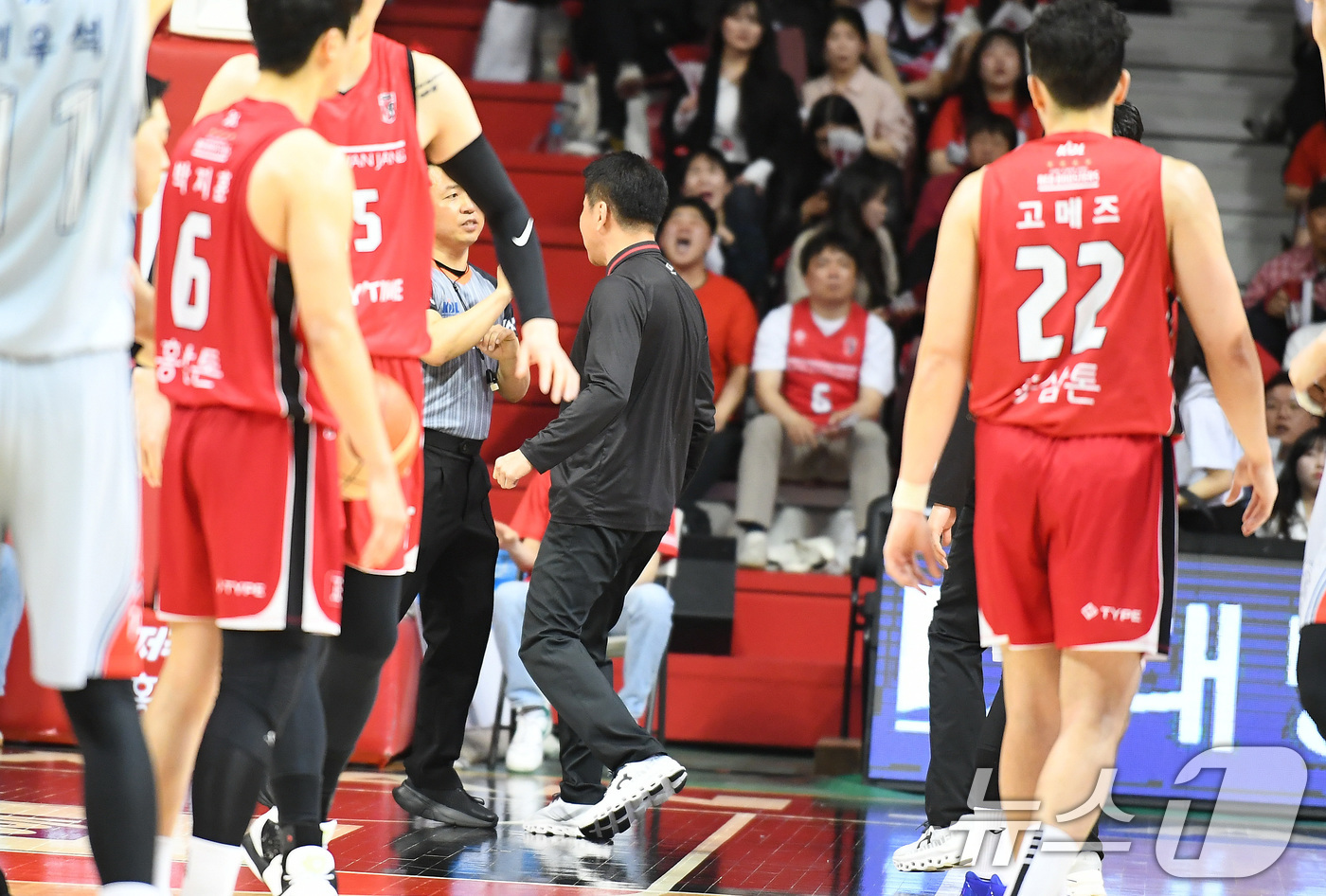 (서울=뉴스1) = 정관장 김상식 감독이 17일 안양 동안구 정관장 아레나에서 열린 2024-2025 프로농구 6강 플레이오프 3차전 울산 현대모비스와 안양 정관장의 경기에서 항의 …
