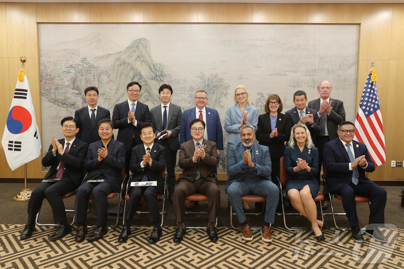 (서울=뉴스1) = 우원식 국회의장이 17일 서울 여의도 국회 접견실에서 아미 베라, 제니퍼 키건스 하원의원 등 미국 의회 코리아스터디그룹(CSGK) 방한단을 접견하고 있다. (국 …