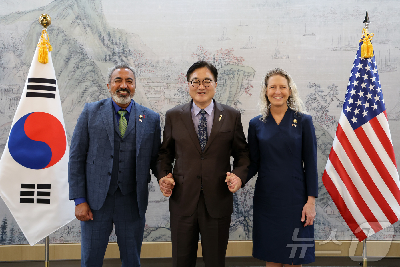 (서울=뉴스1) = 우원식 국회의장이 17일 서울 여의도 국회 접견실에서 아미 베라, 제니퍼 키건스 하원의원 등 미국 의회 코리아스터디그룹(CSGK) 방한단을 접견하고 있다. (국 …