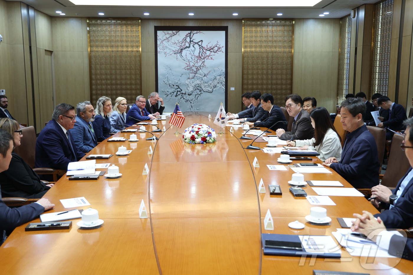 (서울=뉴스1) = 우원식 국회의장이 17일 서울 여의도 국회 접견실에서 아미 베라, 제니퍼 키건스 하원의원 등 미국 의회 코리아스터디그룹(CSGK) 방한단을 접견하고 있다. (국 …