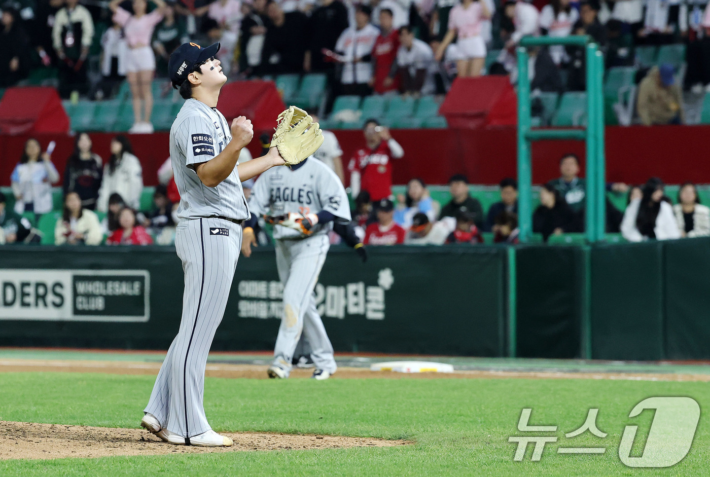 (인천=뉴스1) 박세연 기자 = 17일 인천시 미추홀구 인천SSG랜더스필드에서 열린 프로야구 '2025 신한 SOL 뱅크 KBO리그' SSG와 한화의 경기에서 9회말 한화 마무리 …