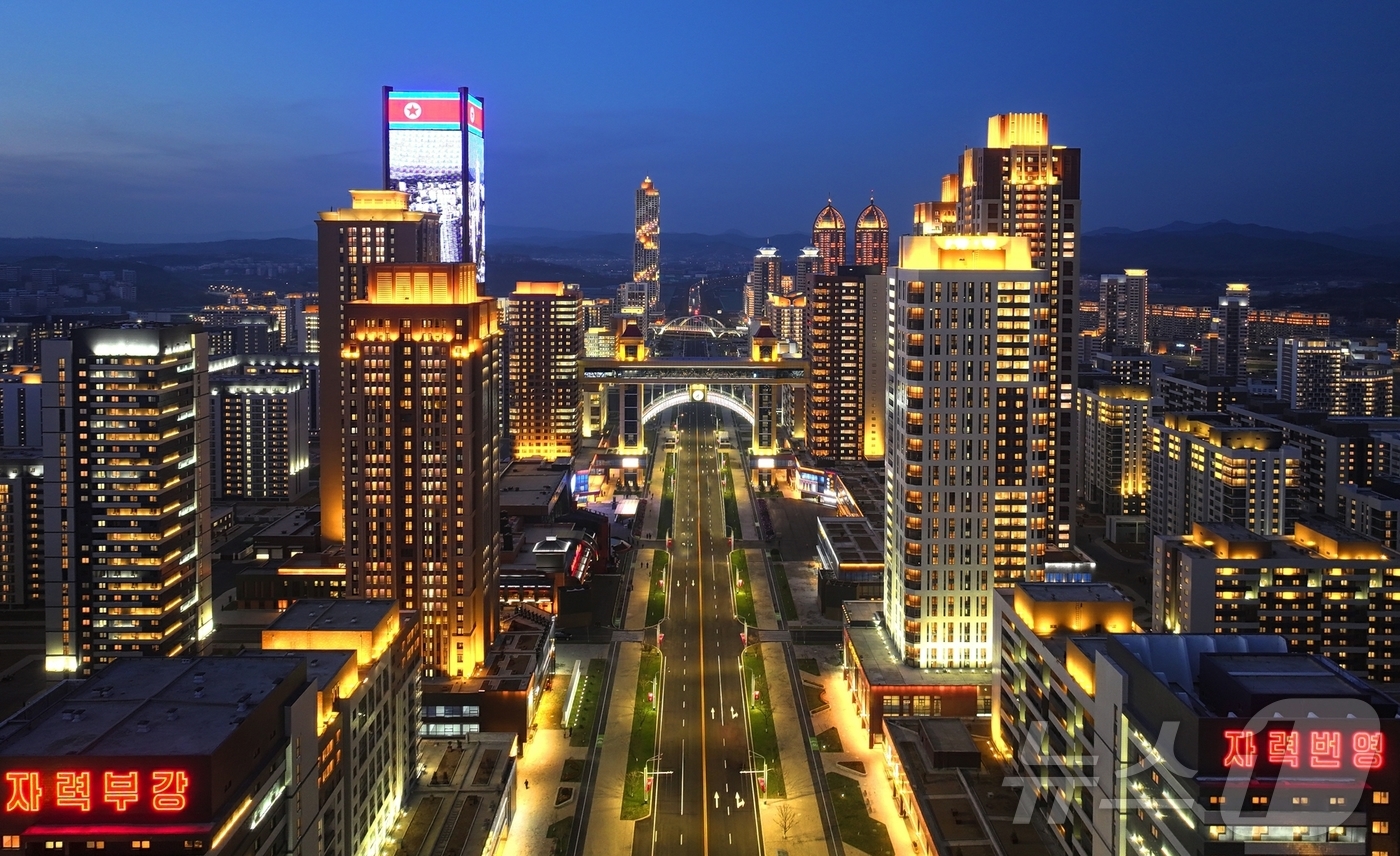 (평양 노동신문=뉴스1) = 북한 노동당 기관지 노동신문은 18일 조선중앙통신사 상보 '위대한 우리 당의 계속혁명 정신과 강대한 우리 국가의 줄기찬 전진기상을 과시하는 또 하나의 …