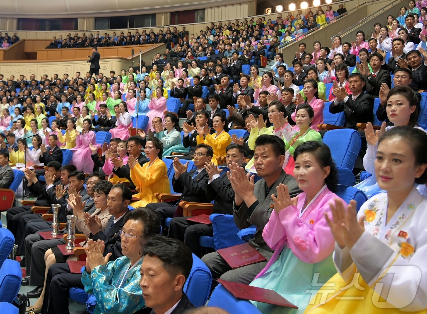 (평양 노동신문=뉴스1) = 북한 노동당 기관지 노동신문은 18일 "제9차 4월의 봄 인민예술축전 폐막식이 지난 17일 평양교예극장에서 진행됐다"라고 보도했다. [국내에서만 사용가 …