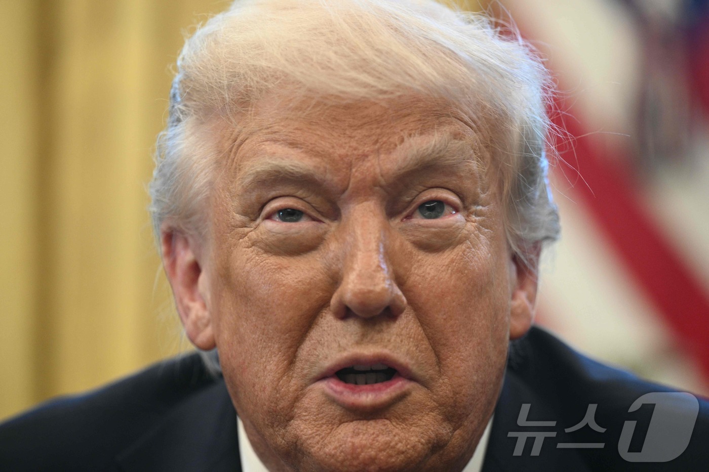 (워싱턴 AFP=뉴스1) 우동명 기자 = 도널드 트럼프 미국 대통령이 17일(현지시간) 워싱턴 백악관에서 열린 행정명령 서명식서 “중국과 관세 협상 타결이 가능한 시점은 앞으로 3 …