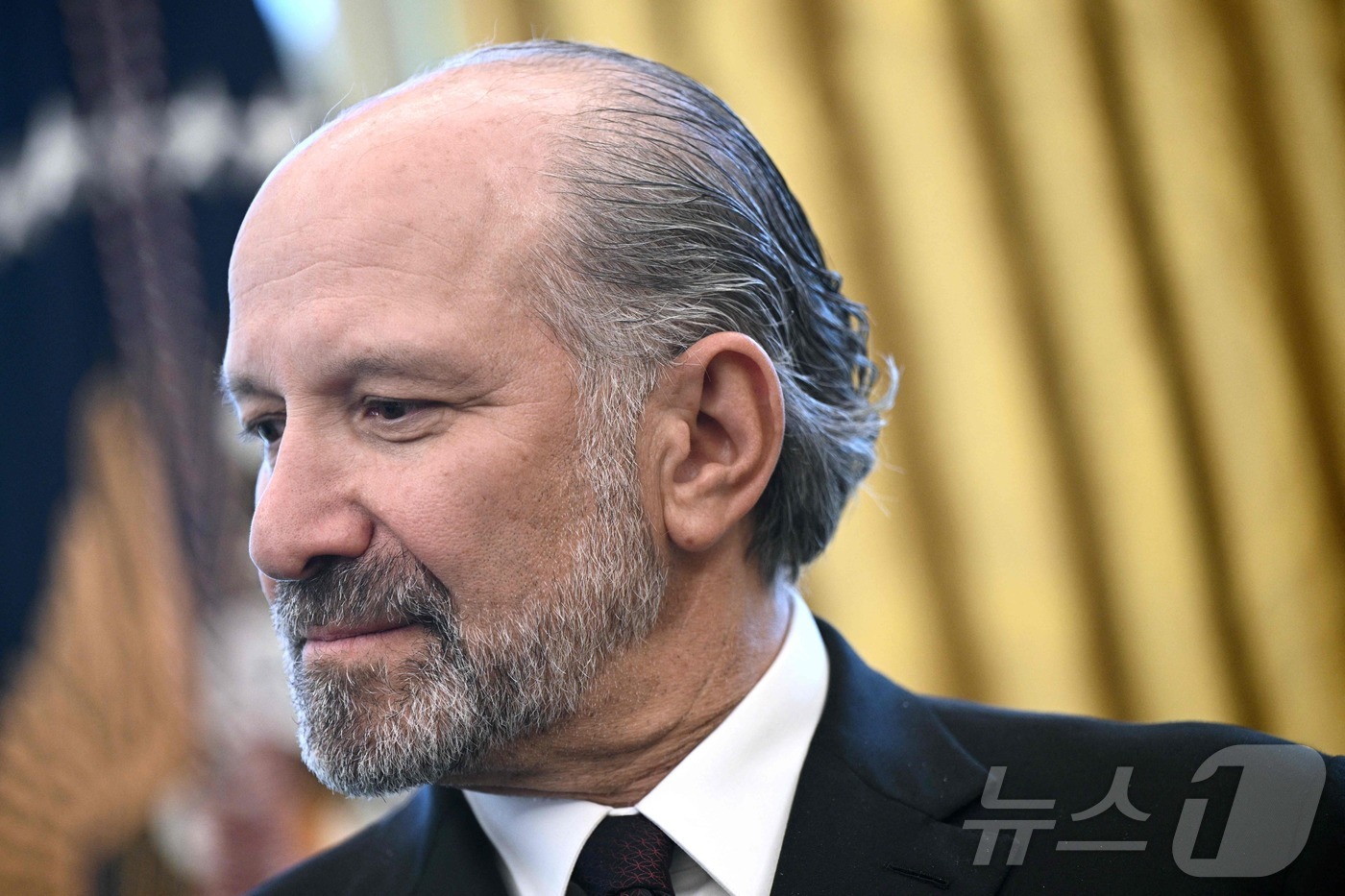 (워싱턴 AFP=뉴스1) 우동명 기자 = 하워드 러트닉 미국 상무 장관이 17일(현지시간) 워싱턴 백악관에서 열린 도널드 트럼프 대통령의 행정명령 서명식에 참석을 하고 있다. 20 …