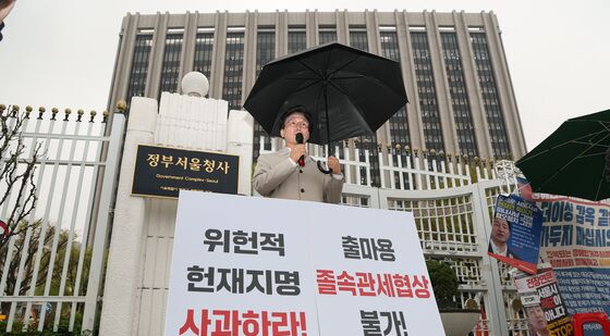 우산 쓰고 1인 시위 나선 김민석 최고위원
