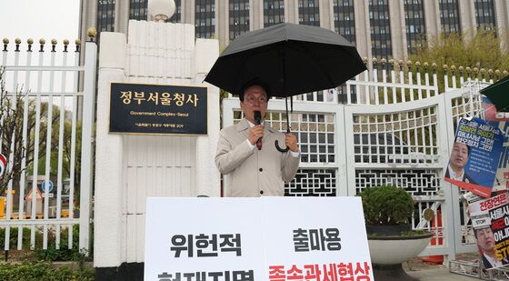 1인 시위 나선 김민석 최고위원