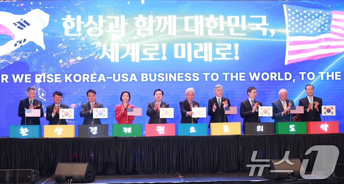 (서울=뉴스1) = 오영주 중소벤처기업부 장관이 지난 17일(현지시간) 미국 애틀란타에서 열린 세계한인비즈니스대회 개회식에서 참석자들과 세리머니를 하고 있다. (중소벤처기업부 제공 …
