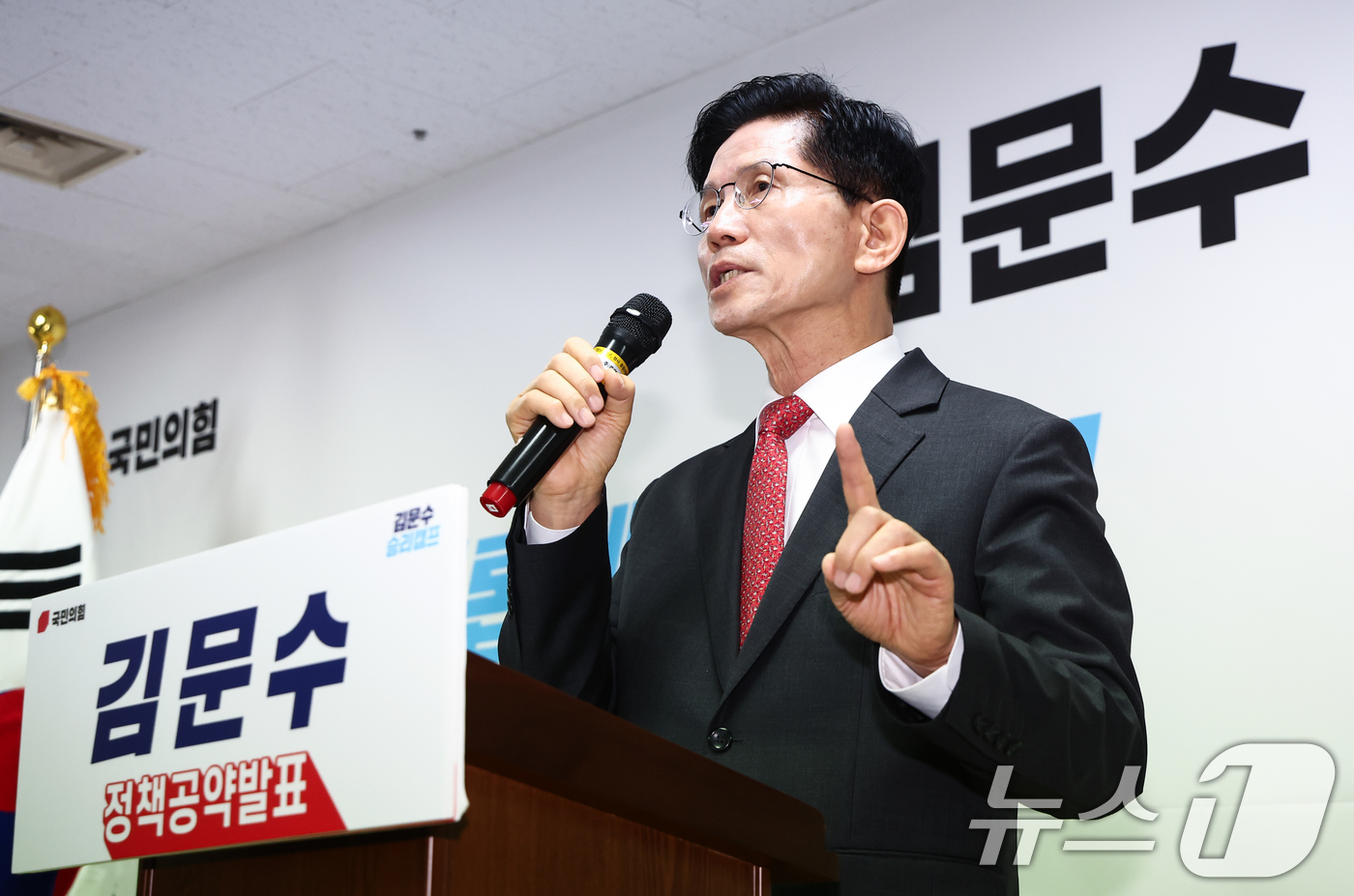 (서울=뉴스1) 김민지 기자 = 김문수 국민의힘 대선 경선 후보가 18일 오전 서울 여의도 선거사무소에서 경제살리기 공약 발표 기자회견을 하고 있다. 2025.4.18/뉴스1