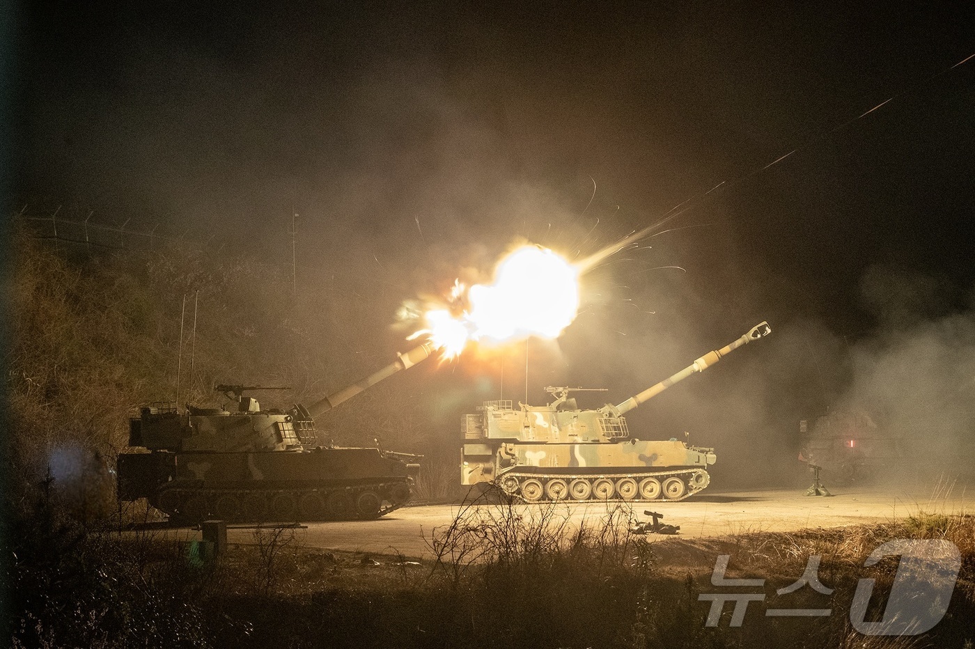 (서울=뉴스1) = 육군 3군단은 지난 17일까지 강원도 고성 해안 일대에서 '야간 해상사격 훈련'을 실시했다고 18일 밝혔다.사진은 22보병사단 소속 K55A1자주포가 포탄을 발 …