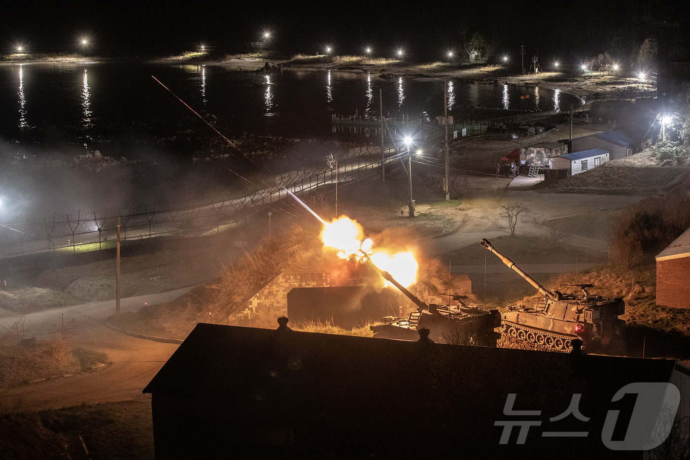 (서울=뉴스1) = 육군 3군단은 지난 17일까지 강원도 고성 해안 일대에서 '야간 해상사격 훈련'을 실시했다고 18일 밝혔다.사진은 22보병사단 소속 K55A1자주포가 포탄을 발 …