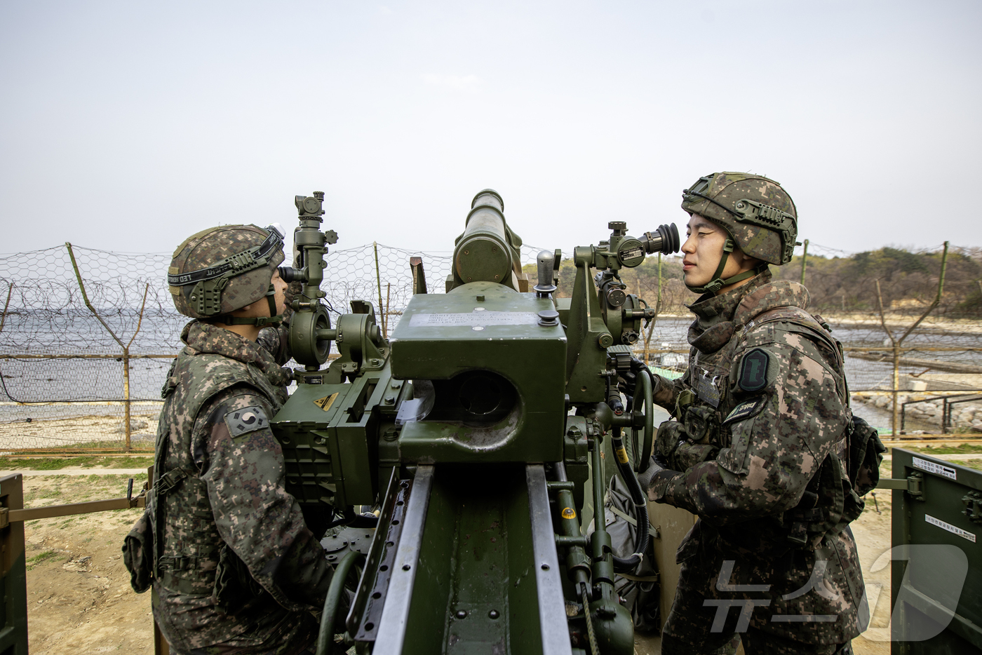 (서울=뉴스1) = 육군 3군단은 지난 17일까지 강원도 고성 해안 일대에서 '야간 해상사격 훈련'을 실시했다고 18일 밝혔다.사진은 22보병사단 소속 K105A1차륜형자주포가 포 …