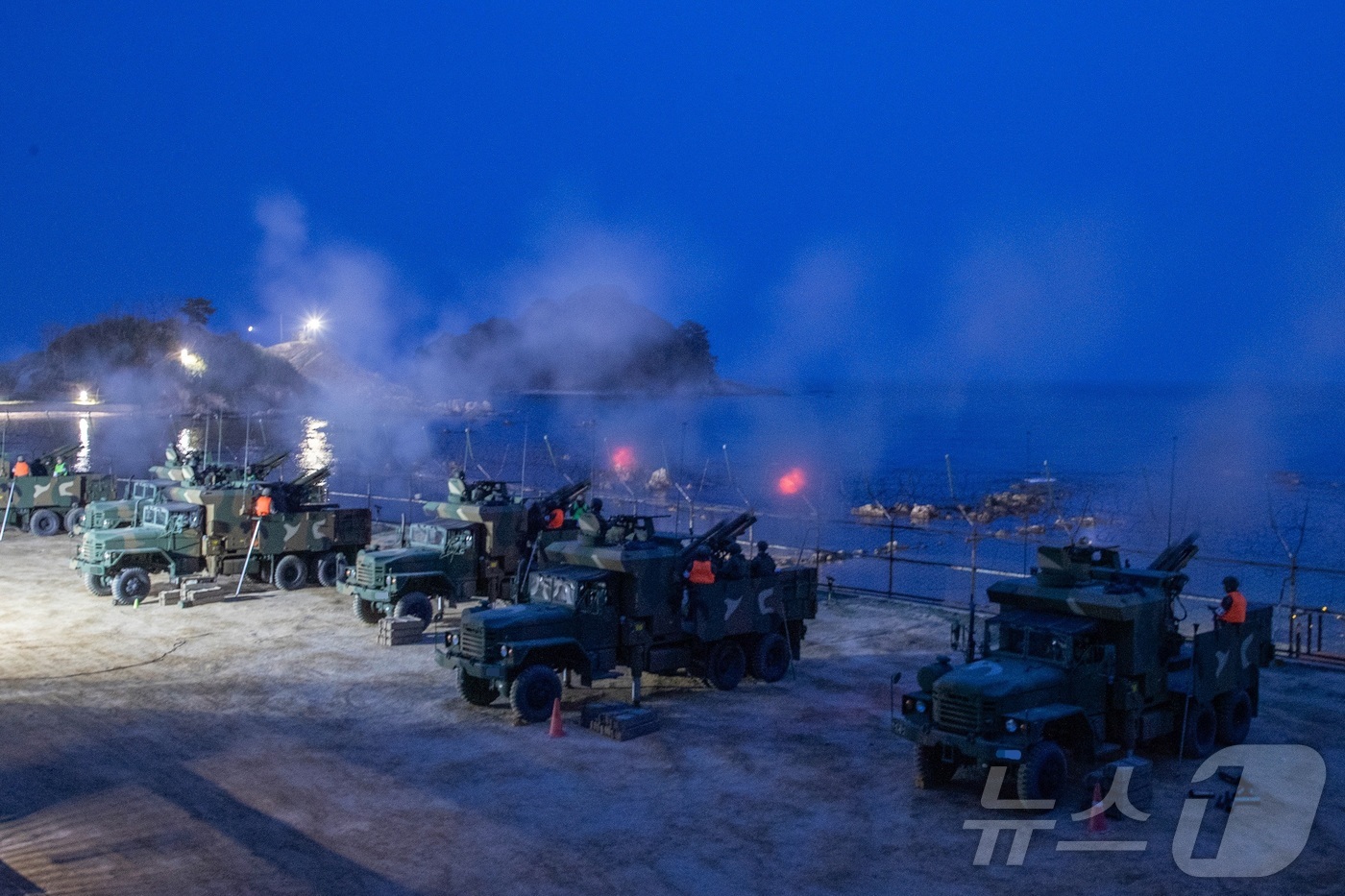 (서울=뉴스1) = 육군 3군단은 지난 17일까지 강원도 고성 해안 일대에서 '야간 해상사격 훈련'을 실시했다고 18일 밝혔다.사진은 22보병사단 소속 K105A1차륜형자주포가 포 …