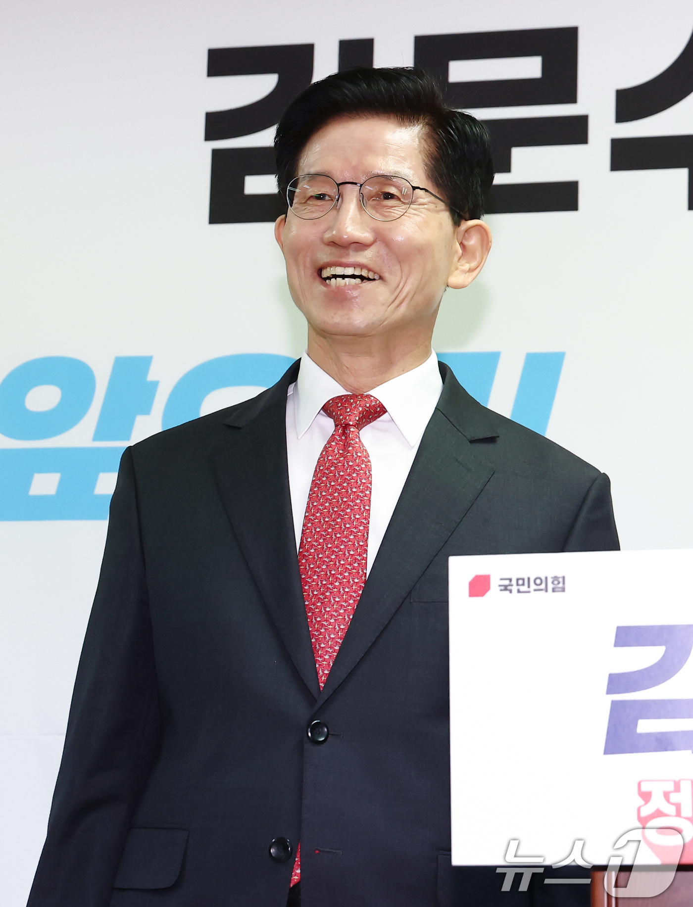 (서울=뉴스1) 김민지 기자 = 김문수 국민의힘 대선 경선 후보가 18일 오전 서울 여의도 선거사무소에서 경제살리기 공약 발표 기자회견을 하고 있다. 2025.4.18/뉴스1