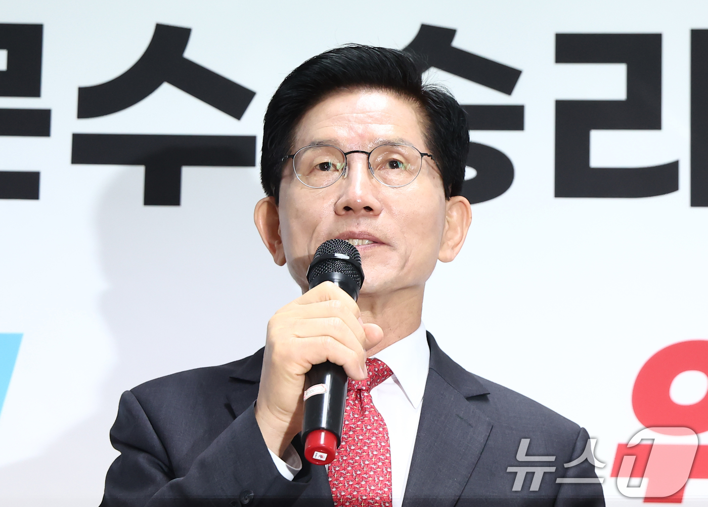 (서울=뉴스1) 김민지 기자 = 김문수 국민의힘 대선 경선 후보가 18일 오전 서울 여의도 선거사무소에서 경제살리기 공약 발표 기자회견을 하고 있다. 2025.4.18/뉴스1