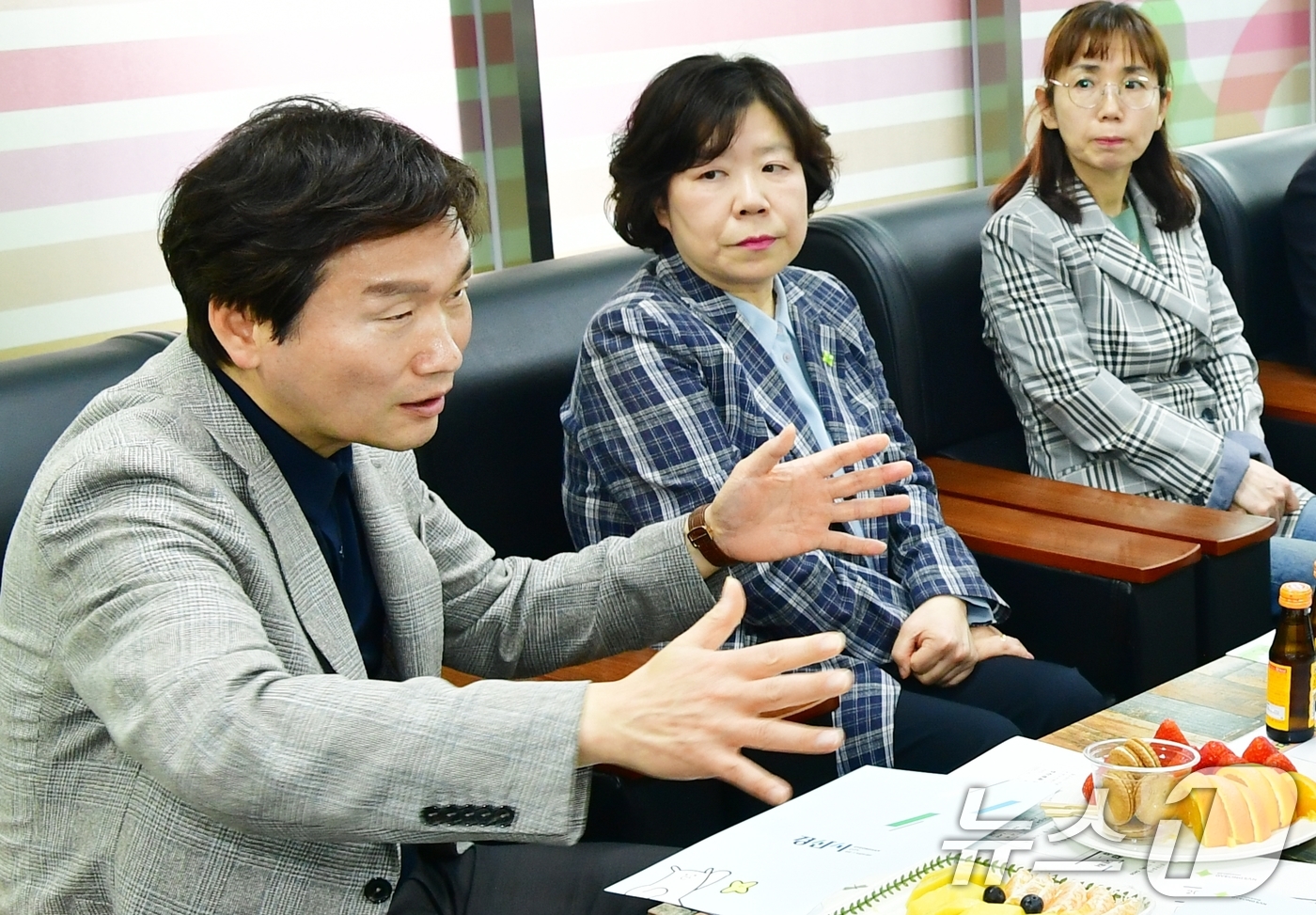 (경산=뉴스1) 정우용 기자 = 조현일 경산시장이 18일 경산시장 상인회를 방문해 상인들과 대화를 나누고 있다.조 시장은 지난 10일부터 지역 주요사업장을 방문해 현장의 애로사항과 …