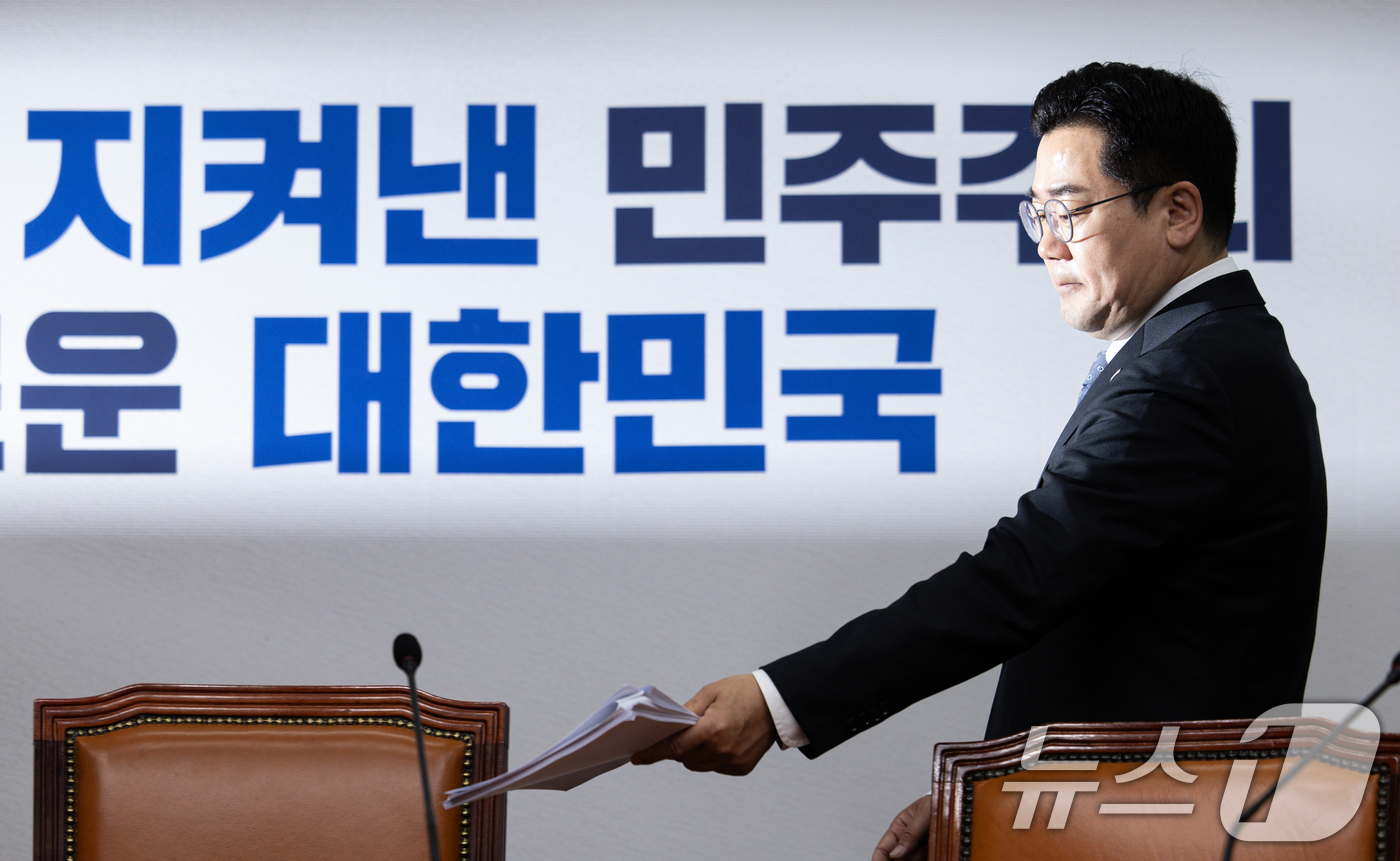 (서울=뉴스1) 이재명 기자 = 박찬대 더불어민주당 대표 직무대행 겸 원내대표가 18일 오전 서울 여의도 국회에서 열린 최고위원회의에 참석하고 있다. 2025.4.18/뉴스1