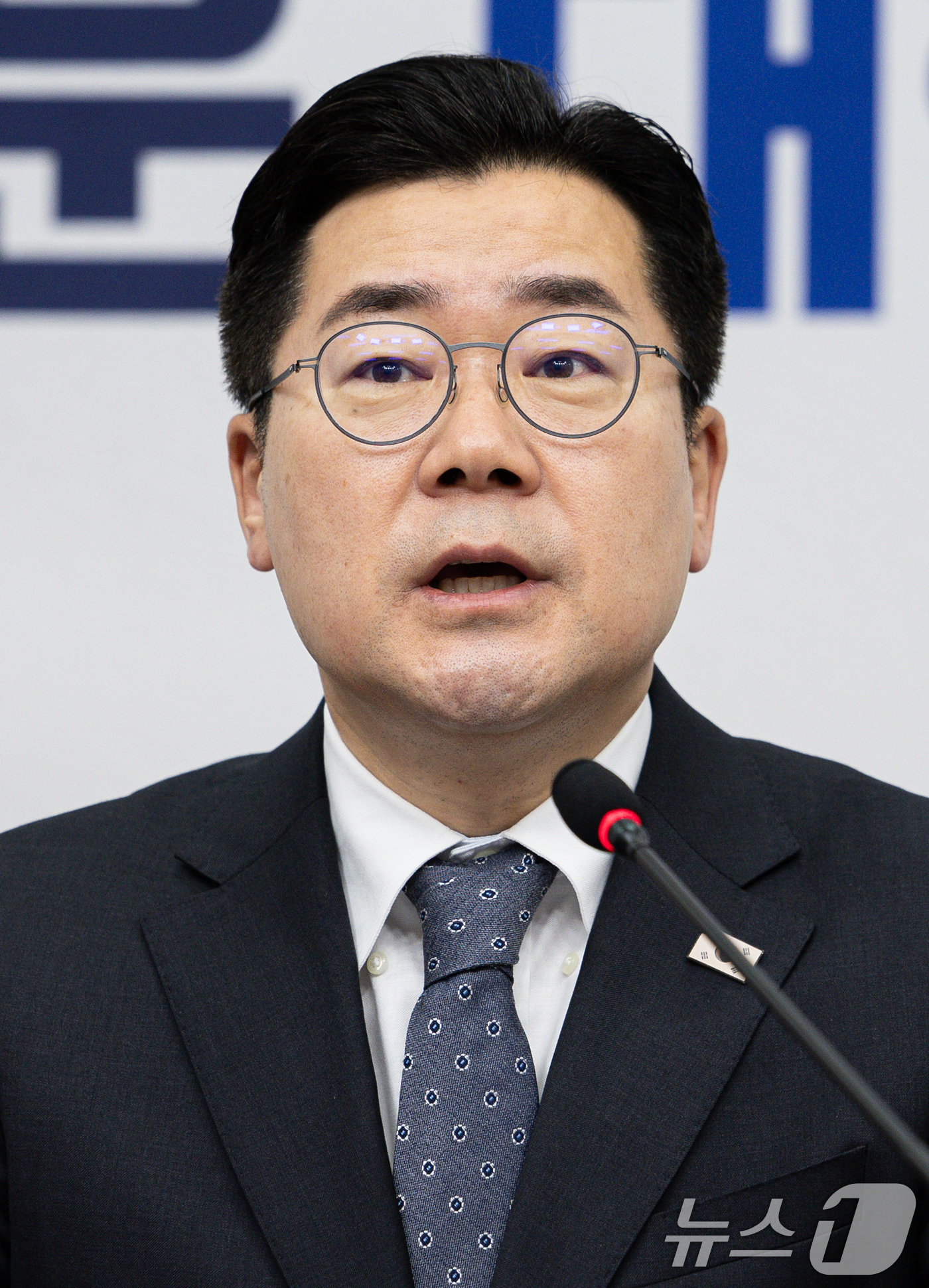 (서울=뉴스1) 이재명 기자 = 박찬대 더불어민주당 대표 직무대행 겸 원내대표가 18일 오전 서울 여의도 국회에서 열린 최고위원회의에서 발언을 하고 있다. 2025.4.18/뉴스1 …