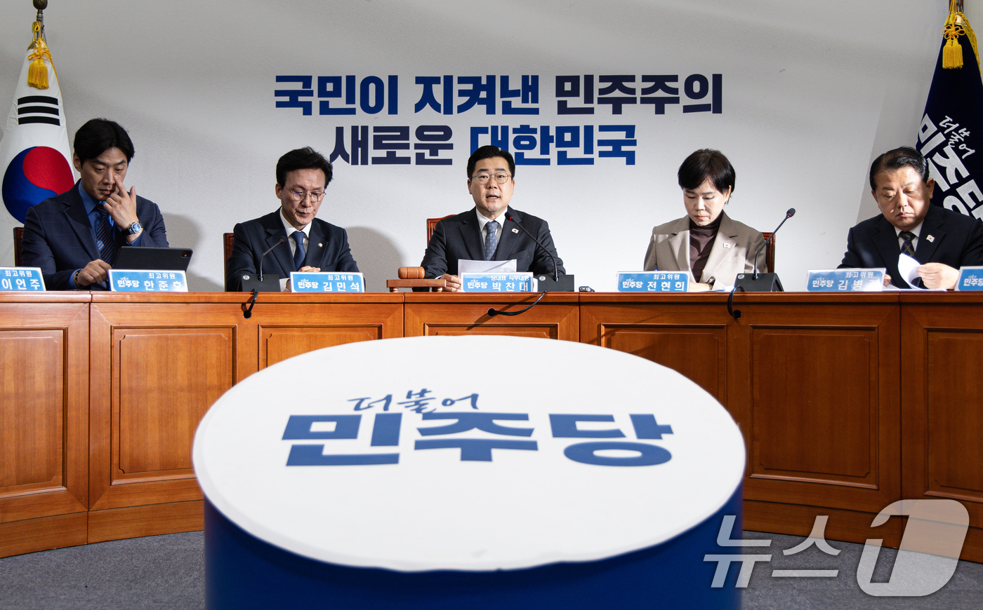 (서울=뉴스1) 이재명 기자 = 박찬대 더불어민주당 대표 직무대행 겸 원내대표가 18일 오전 서울 여의도 국회에서 열린 최고위원회의에서 발언을 하고 있다. 2025.4.18/뉴스1 …