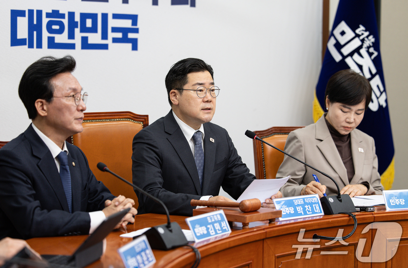 (서울=뉴스1) 이재명 기자 = 박찬대 더불어민주당 대표 직무대행 겸 원내대표가 18일 오전 서울 여의도 국회에서 열린 최고위원회의에서 발언을 하고 있다. 2025.4.18/뉴스1 …