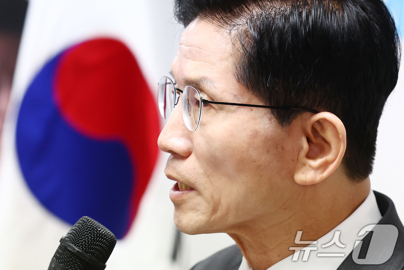 (서울=뉴스1) 김민지 기자 = 김문수 국민의힘 대선 경선 후보가 18일 오전 서울 여의도 선거사무소에서 경제살리기 공약 발표 기자회견을 하고 있다. 2025.4.18/뉴스1