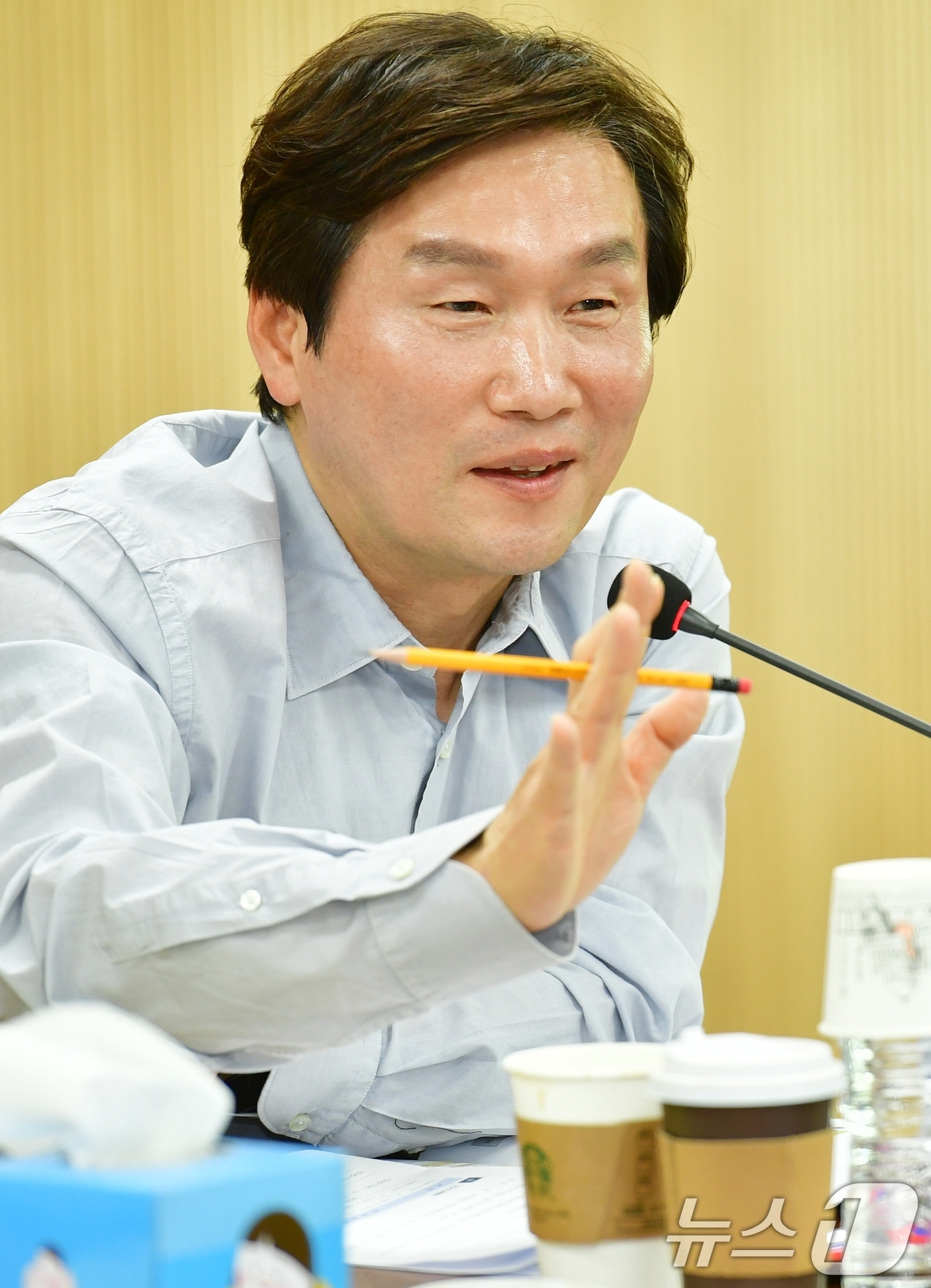 (경산=뉴스1) 정우용 기자 = 조현일 경산시장이 18일 대구한의대 입주기업 대표들과 대화를 나누고 있다.조 시장은 지난 10일부터 지역 주요사업장을 방문해 현장의 애로사항과 요구 …