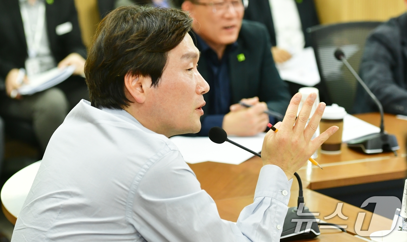 (경산=뉴스1) 정우용 기자 = 조현일 경산시장이 18일 대구한의대 입주기업 대표들과 대화를 나누고 있다.조 시장은 지난 10일부터 지역 주요사업장을 방문해 현장의 애로사항과 요구 …