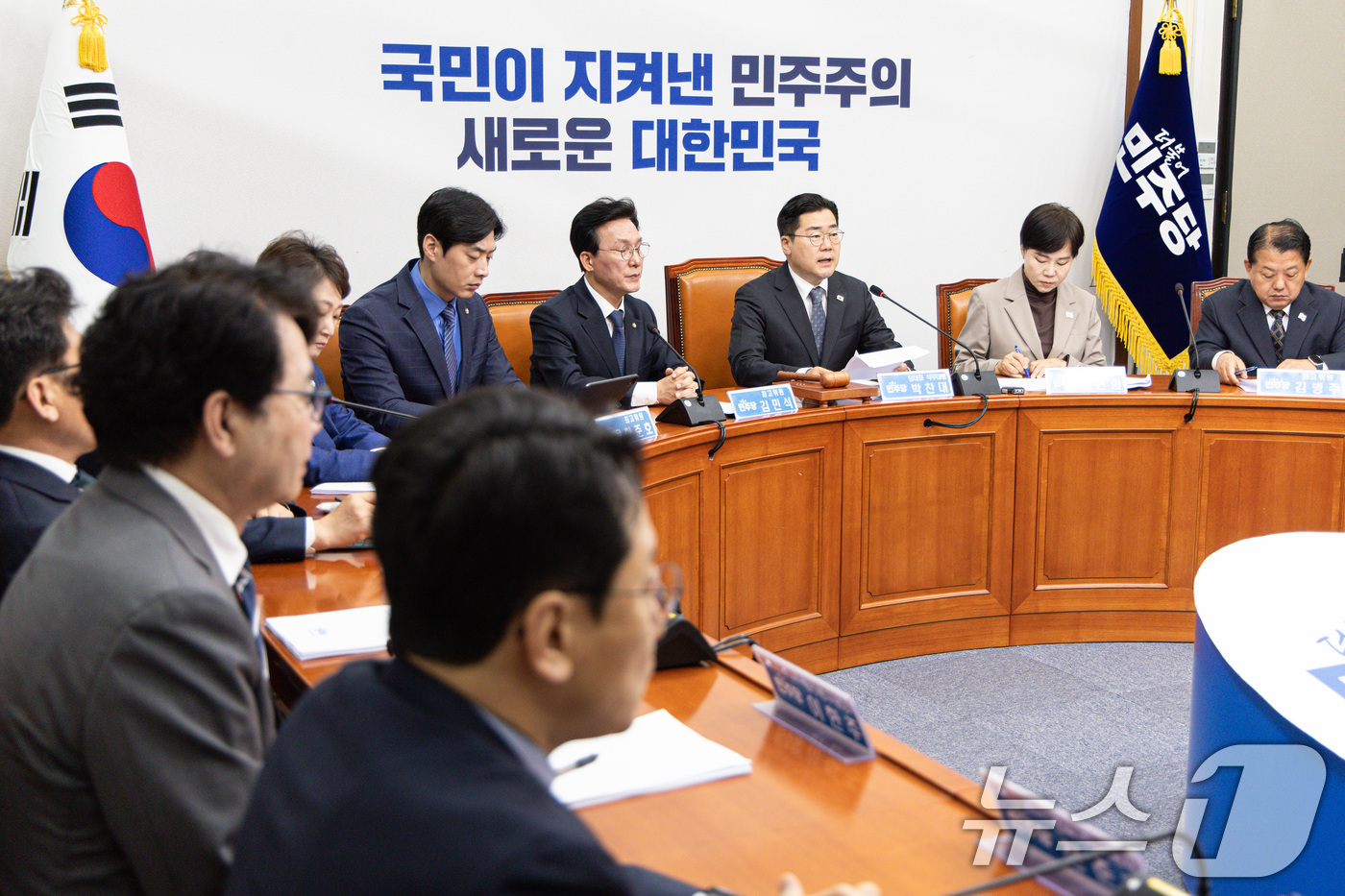 (서울=뉴스1) 이재명 기자 = 박찬대 더불어민주당 대표 직무대행 겸 원내대표가 18일 오전 서울 여의도 국회에서 열린 최고위원회의에서 발언을 하고 있다. 2025.4.18/뉴스1 …