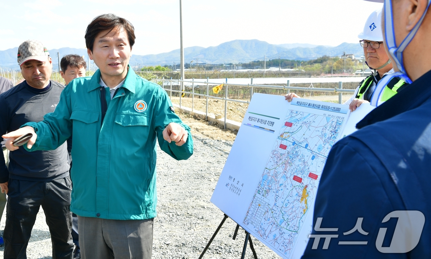 (경산=뉴스1) 정우용 기자 = 조현일 경산시장이 18일 중산1지구 건설현장을 찾아 진행상황을 점검하고 있다.조 시장은 지난 10일부터 지역 주요사업장을 방문해 현장의 애로사항과 …