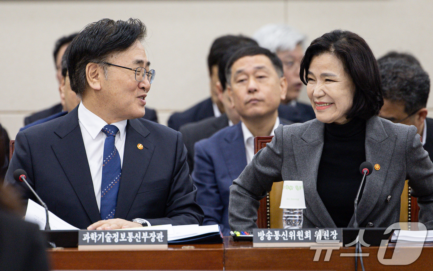 (서울=뉴스1) 이재명 기자 = 유상임 과학기술정보통신부 장관과 이진숙 방송통신위원회 위원장이 18일 오전 서울 여의도 국회에서 열린 제424회 국회(임시회) 과학기술방송통신위원회 …