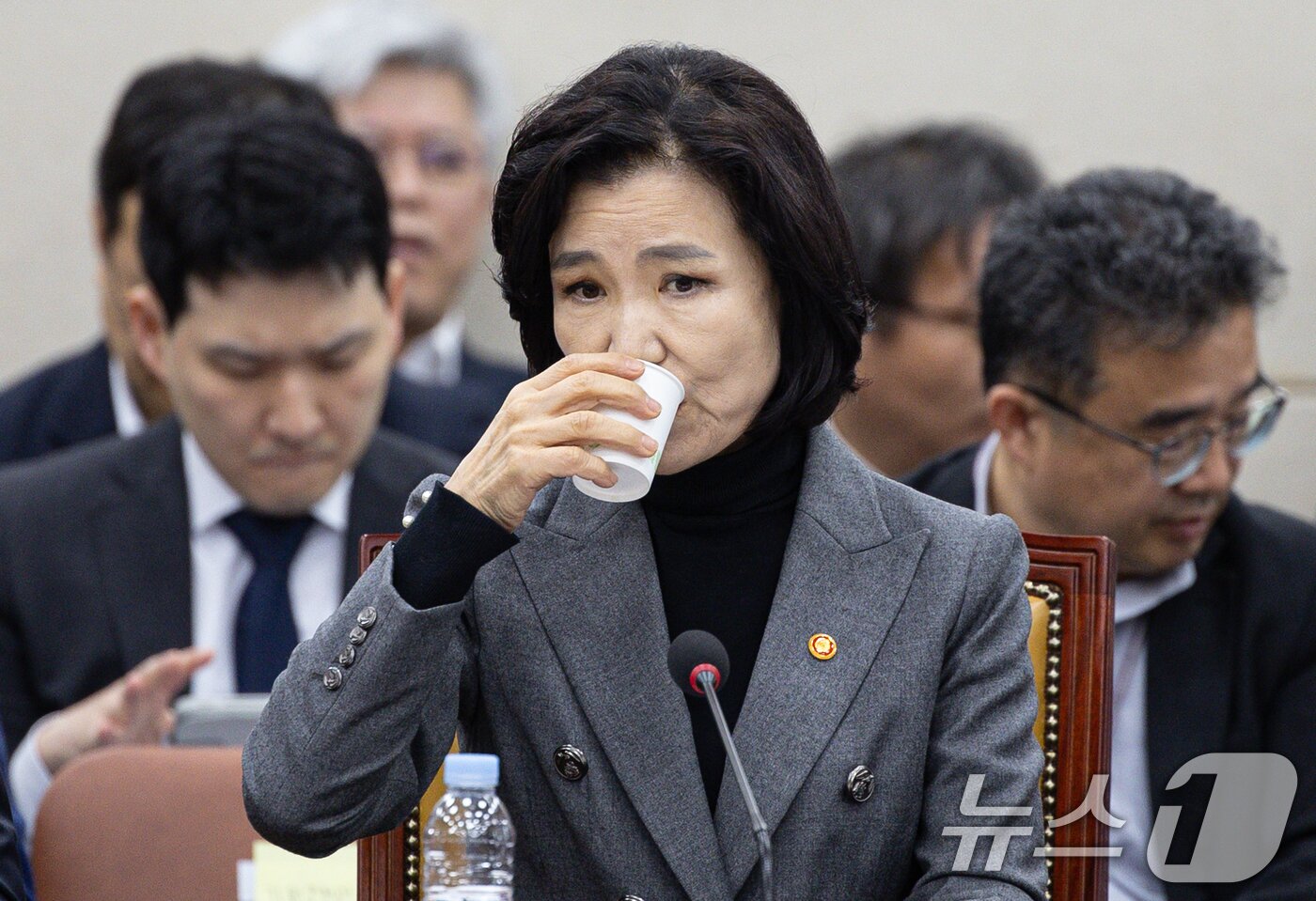 본문 이미지 - 이진숙 방송통신위원회 위원장이 18일 오전 서울 여의도 국회에서 열린 제424회 국회(임시회) 과학기술방송통신위원회 제2차 전체회의에서 물을 마시고 있다. 2025.4.18/뉴스1 ⓒ News1 이재명 기자