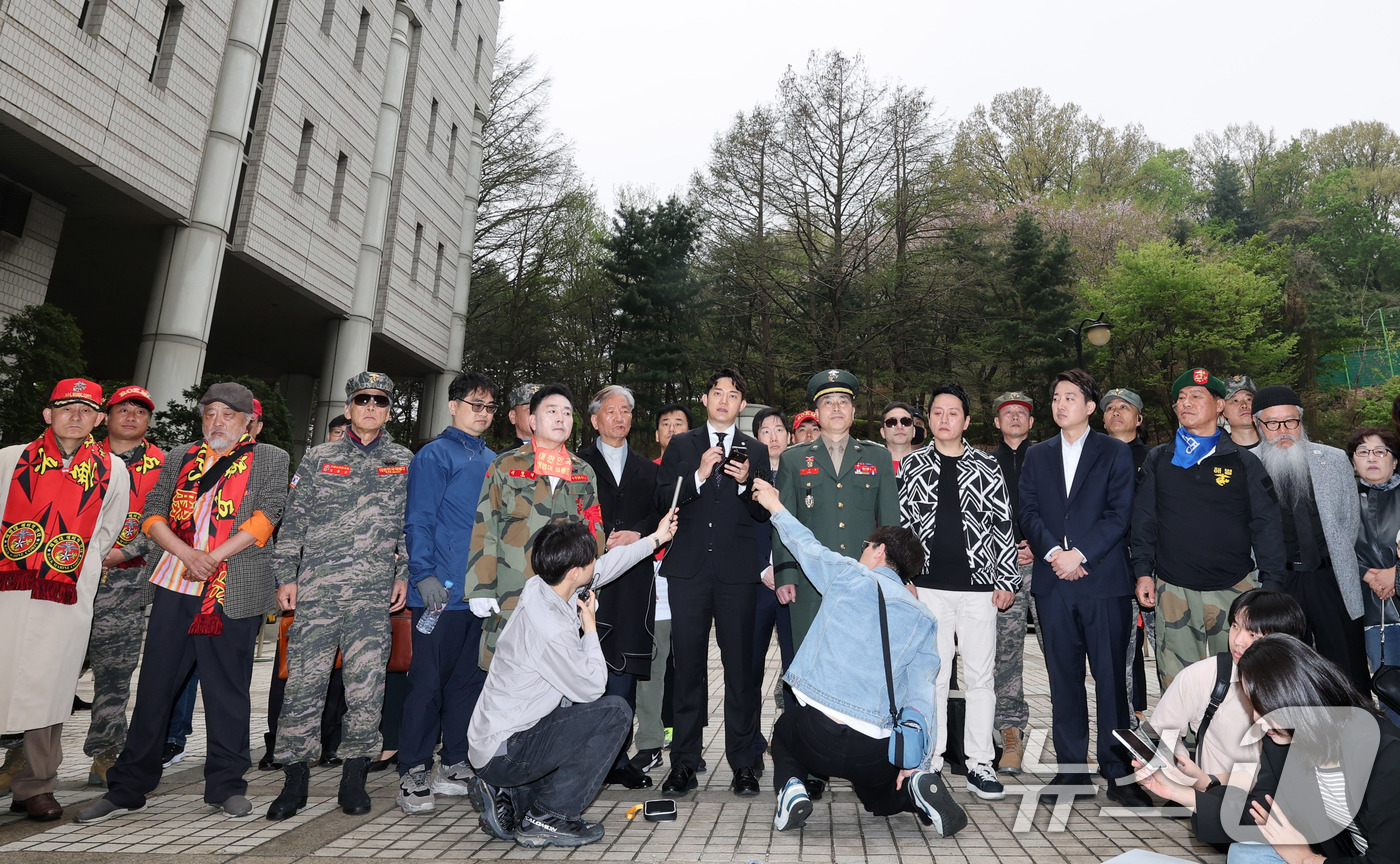 (서울=뉴스1) 박세연 기자 = 박정훈 대령 변호인단 정구승 변호사가 18일 서초구 서울고등법원에서 해병대 '채 상병 순직 사건'과 관련 항명 및 상관명예훼손 혐의로 기소된 박정훈 …