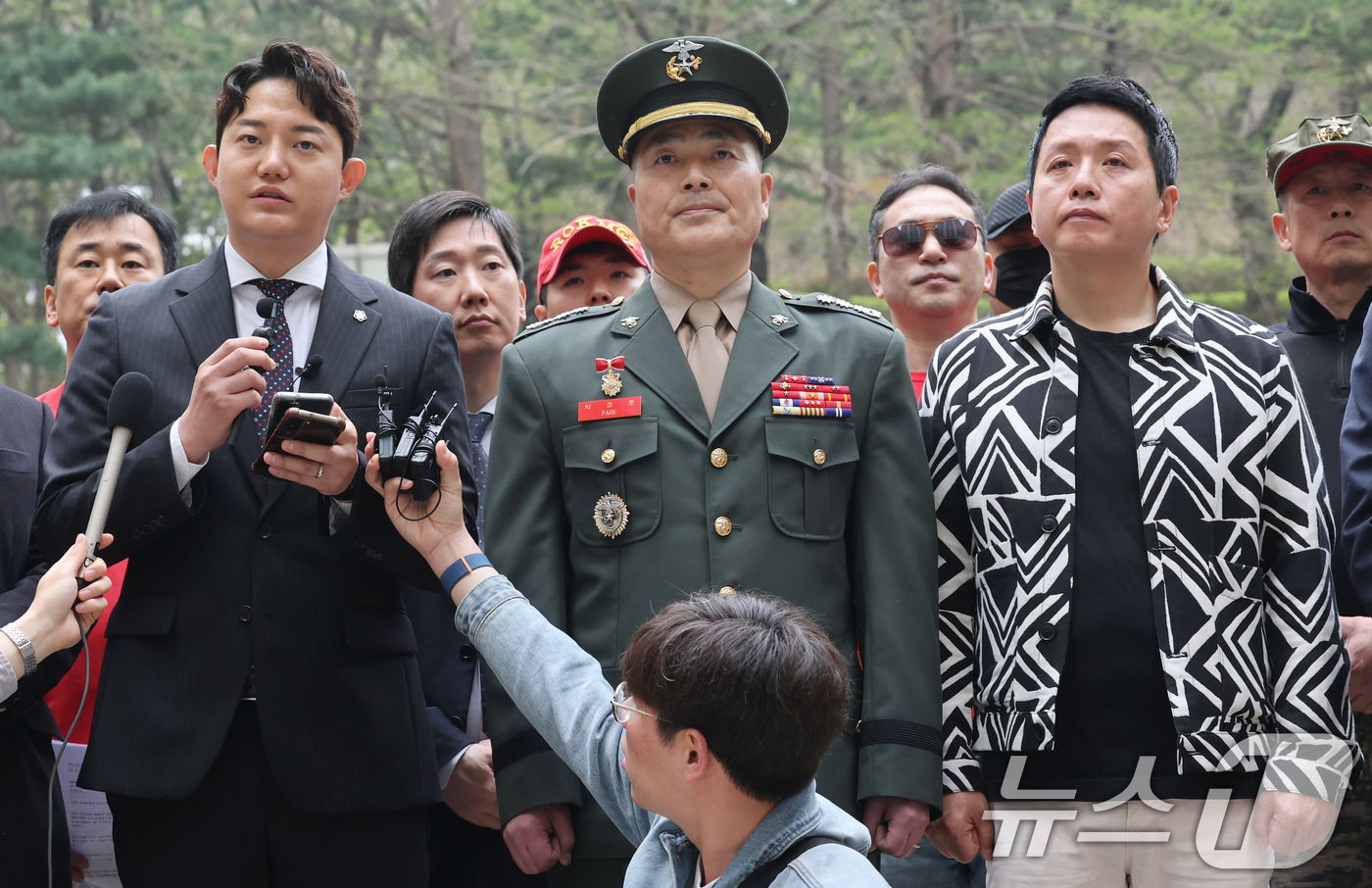 (서울=뉴스1) 박세연 기자 = 박정훈 대령 변호인단 정구승 변호사가 18일 서초구 서울고등법원에서 해병대 '채 상병 순직 사건'과 관련 항명 및 상관명예훼손 혐의로 기소된 박정훈 …