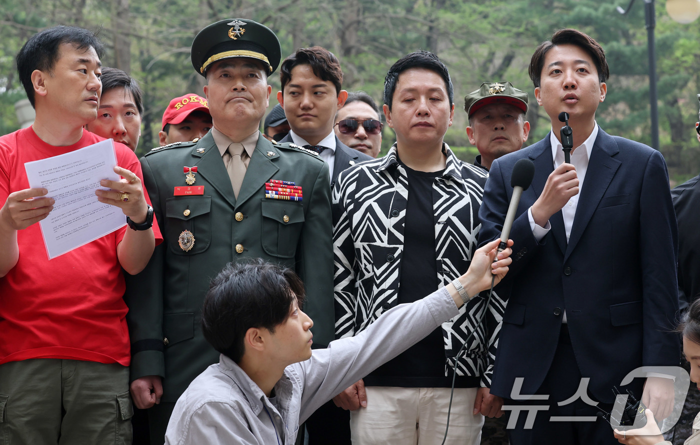(서울=뉴스1) 박세연 기자 = 이준석 개혁신당 국회의원이 18일 서초구 서울고등법원에서 해병대 '채 상병 순직 사건'과 관련 항명 및 상관명예훼손 혐의로 기소된 박정훈 전 해병대 …