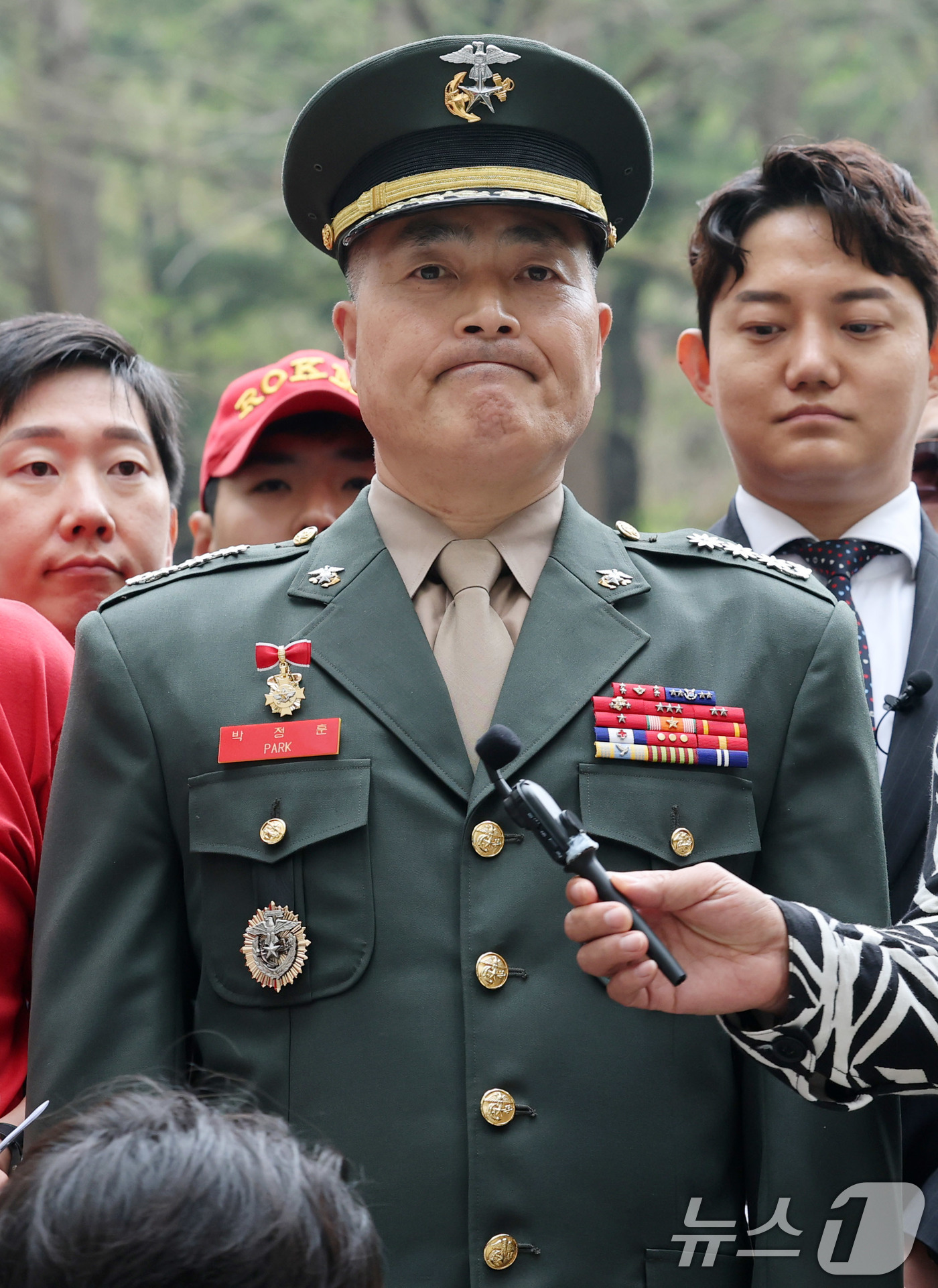 (서울=뉴스1) 박세연 기자 = 해병대 '채 상병 순직 사건'과 관련해 항명 및 상관명예훼손 혐의로 기소된 박정훈 전 해병대 수사단장(대령)이 18일 서울 서초구 서울고등법원에서 …