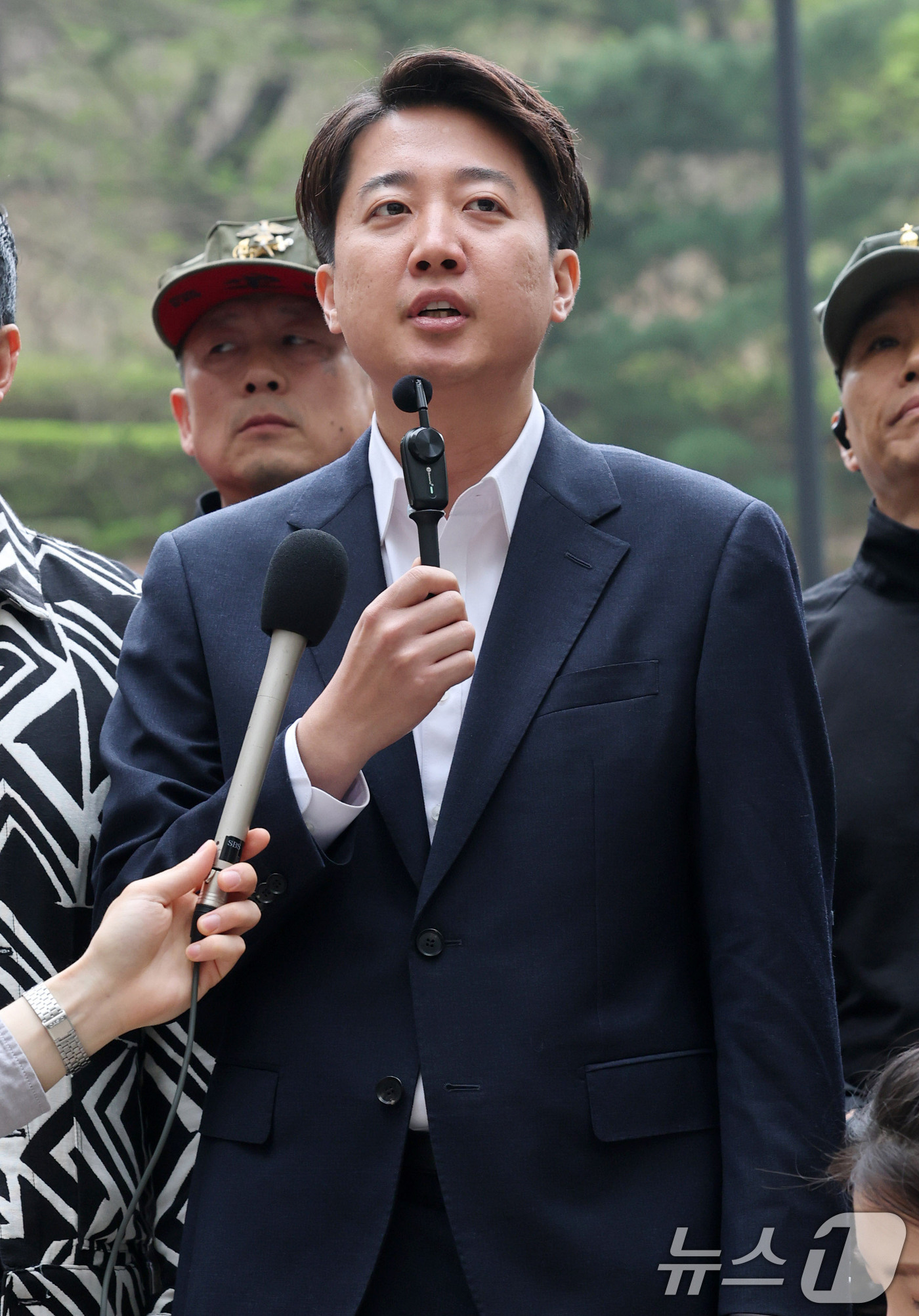 (서울=뉴스1) 박세연 기자 = 이준석 개혁신당 국회의원이 18일 서초구 서울고등법원에서 해병대 '채 상병 순직 사건'과 관련 항명 및 상관명예훼손 혐의로 기소된 박정훈 전 해병대 …