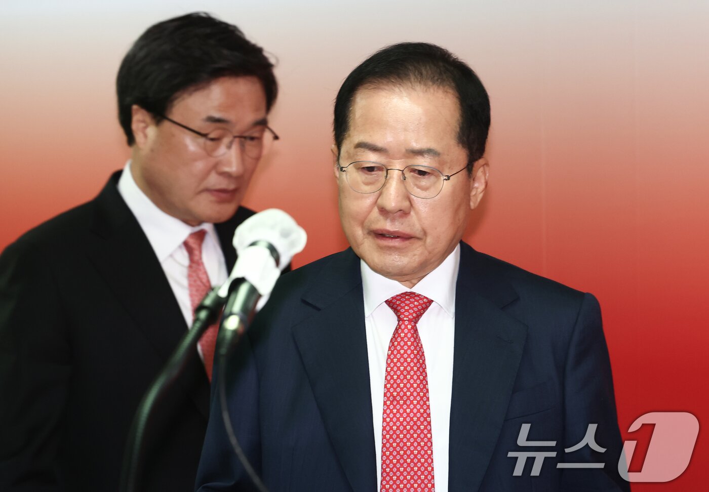 본문 이미지 - 홍준표 국민의힘 대선 경선 후보가 18일 오전 서울 여의도 선거사무소에서 사회·교육·문화 분야 비전 발표 기자회견을 하기 위해 입장하고 있다. 왼쪽은 김대식 의원. ⓒ News1 김민지 기자