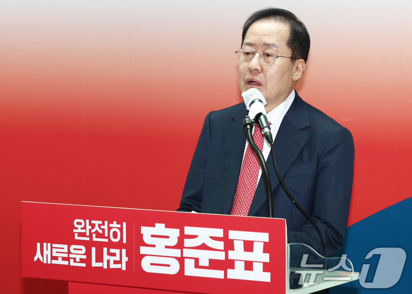 (서울=뉴스1) 김민지 기자 = 홍준표 국민의힘 대선 경선 후보가 18일 오전 서울 여의도 선거사무소에서 사회·교육·문화 분야 비전 발표 기자회견을 하고 있다. 2025.4.18/ …