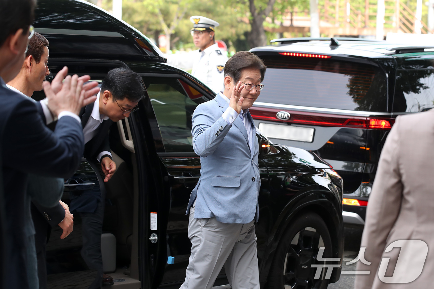 (대구=뉴스1) 공정식 기자 = 이재명 더불어민주당 대선 경선 후보가 18일 오전 K-콘텐츠 기업 간담회가 열리는 대구 북구 협동조합 소이랩 앞에 도착해 지지자를 향해 손을 흔들고 …