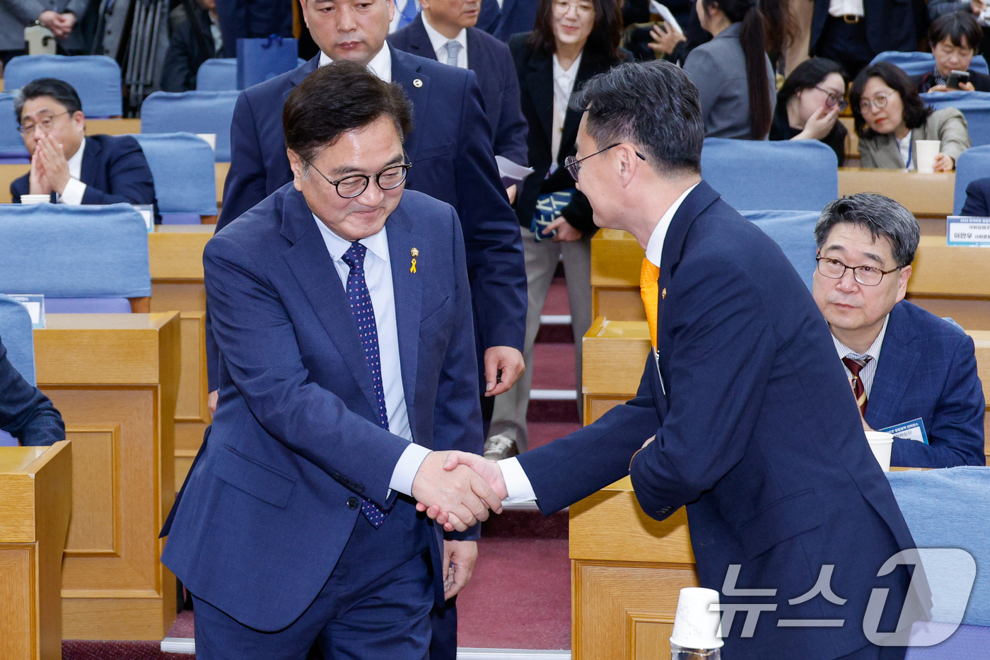 (서울=뉴스1) 안은나 기자 = 우원식 국회의장과 이관후 입법조사처장이 18일 오전 서울 여의도 국회의원회관에서 열린 2025 국가비전 입법정책 컨퍼런스에 참석해 인사하고 있다. …