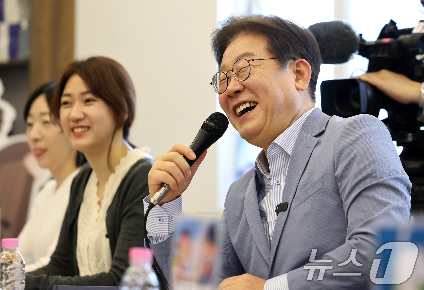 (대구=뉴스1) 공정식 기자 = 이재명 더불어민주당 대선 경선 후보가 18일 오전 대구 북구 협동조합 소이랩에서 열린 K-콘텐츠 기업 간담회에 참석해 발언 도중 환하게 웃고 있다. …