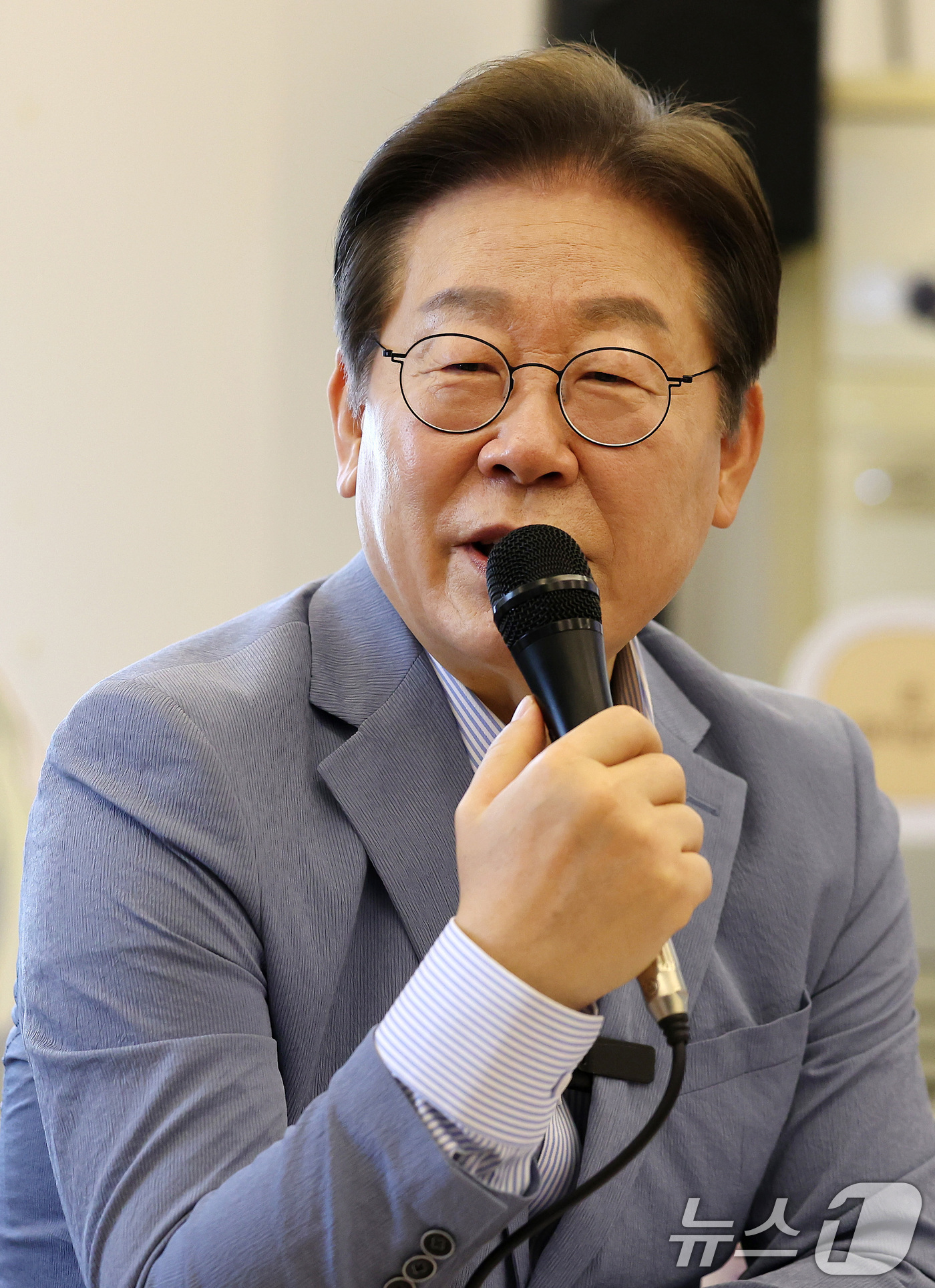 (대구=뉴스1) 공정식 기자 = 이재명 더불어민주당 대선 경선 후보가 18일 오전 대구 북구 협동조합 소이랩에서 열린 K-콘텐츠 기업 간담회에 참석해 발언하고 있다. 2025.4. …
