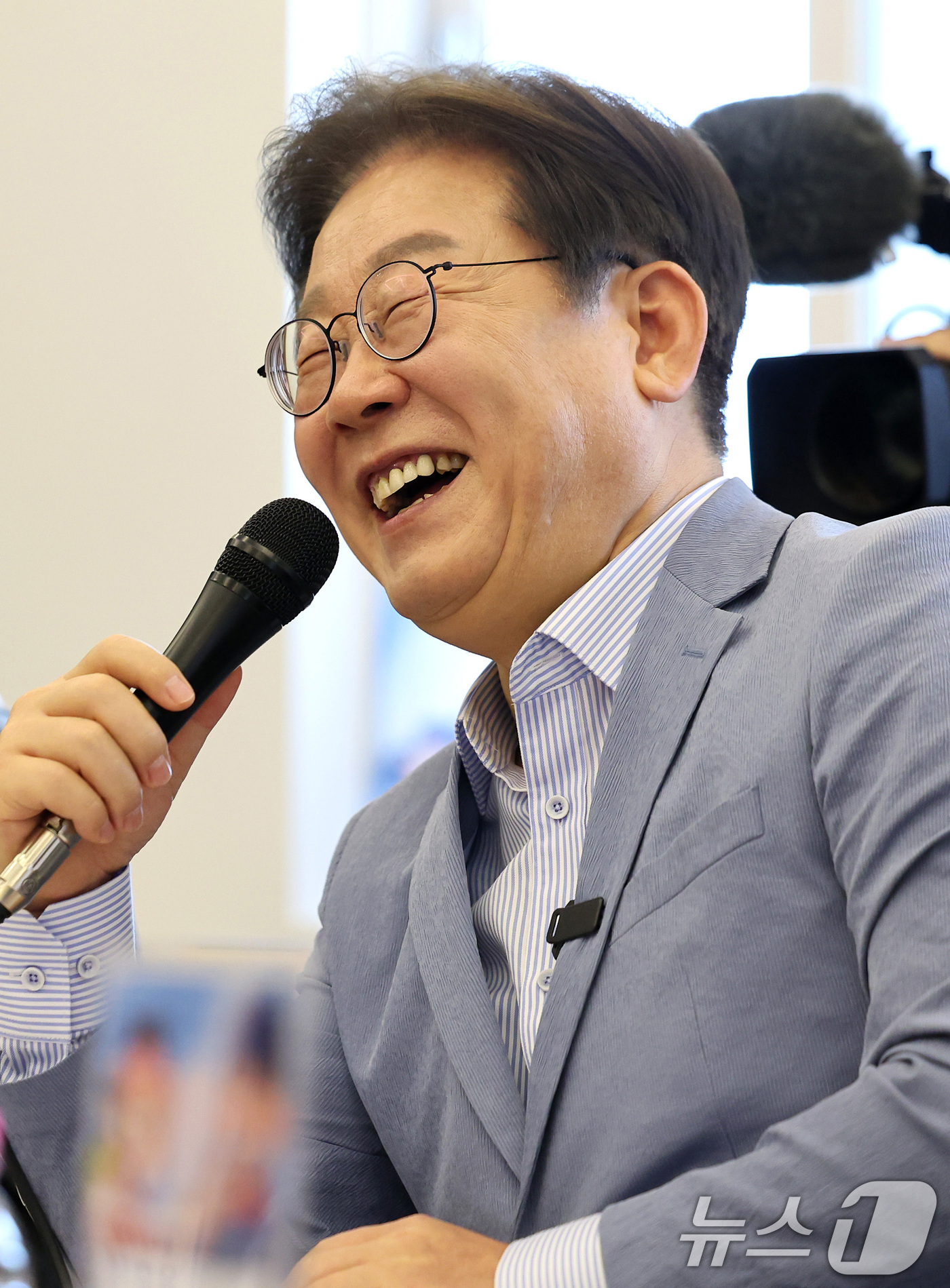 (대구=뉴스1) 공정식 기자 = 이재명 더불어민주당 대선 경선 후보가 18일 오전 대구 북구 협동조합 소이랩에서 열린 K-콘텐츠 기업 간담회에 참석해 발언 도중 환하게 웃고 있다. …