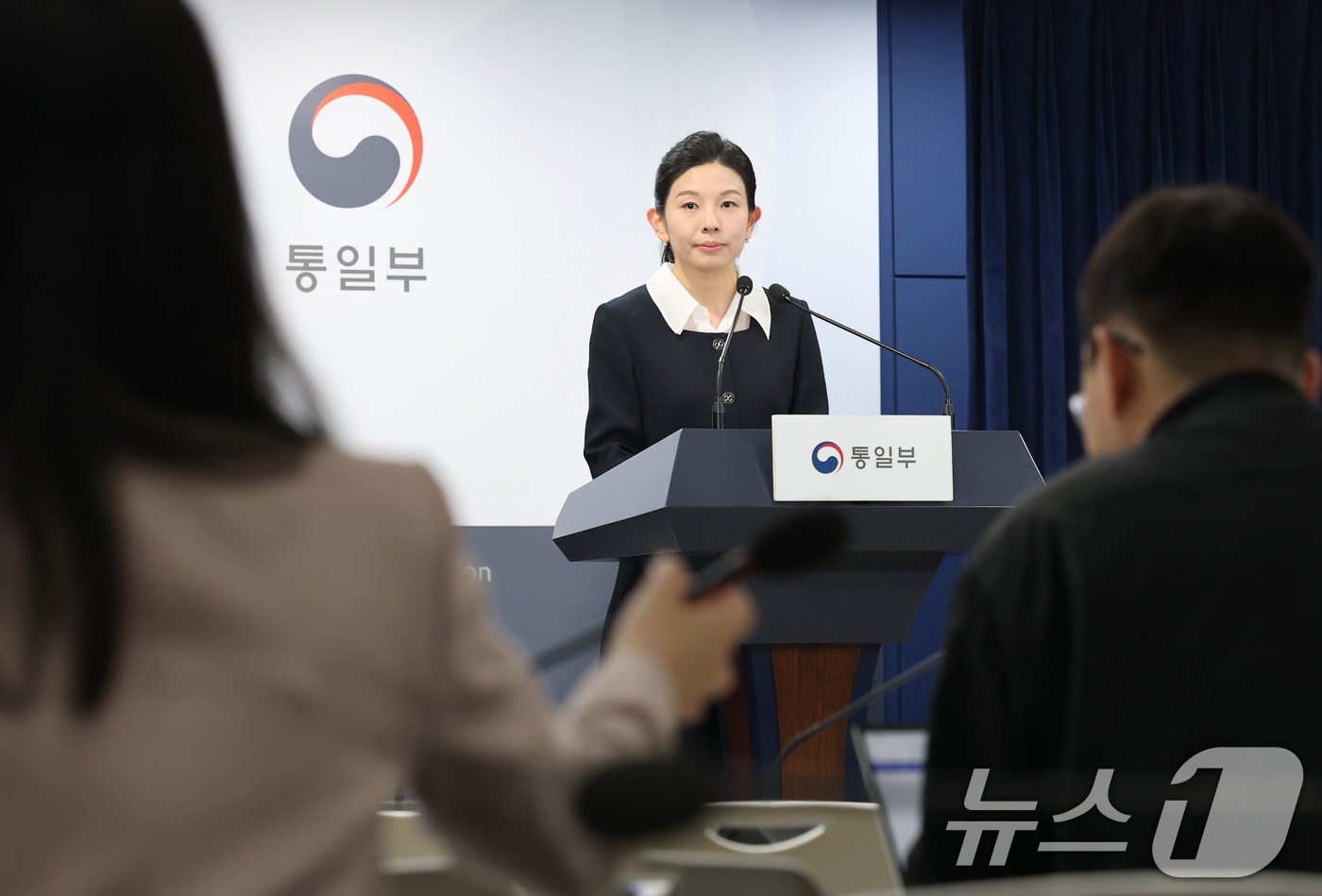 (서울=뉴스1) 임세영 기자 = 김인애 통일부 부대변인이 18일 서울 종로구 정부서울청사에서 정례브리핑을 하고 있다.  2025.4.18/뉴스1